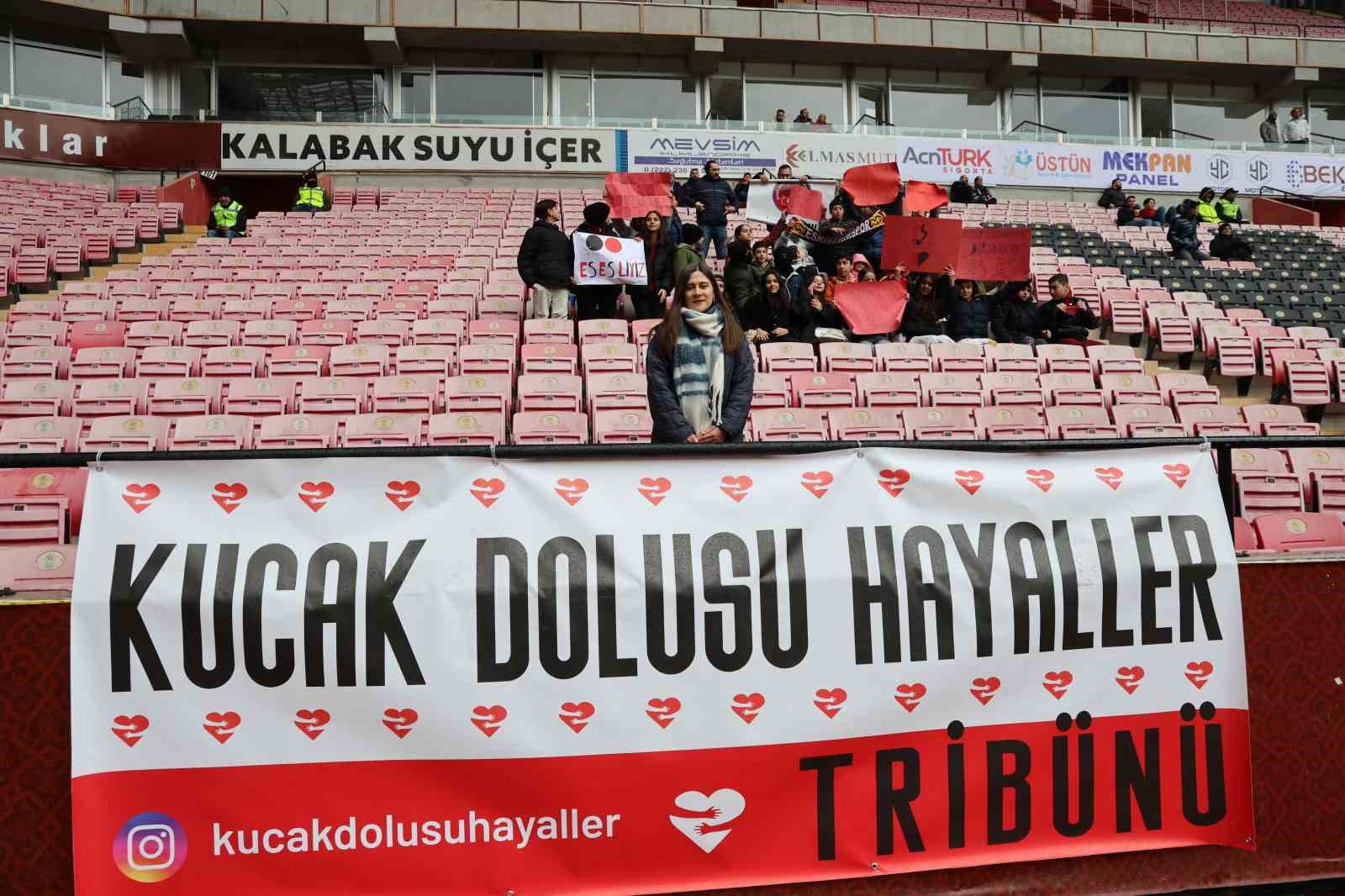 Hazırladığı proje sayesinde yüzlerce çocuğu Eskişehirspor tribünleriyle tanıştırdı
