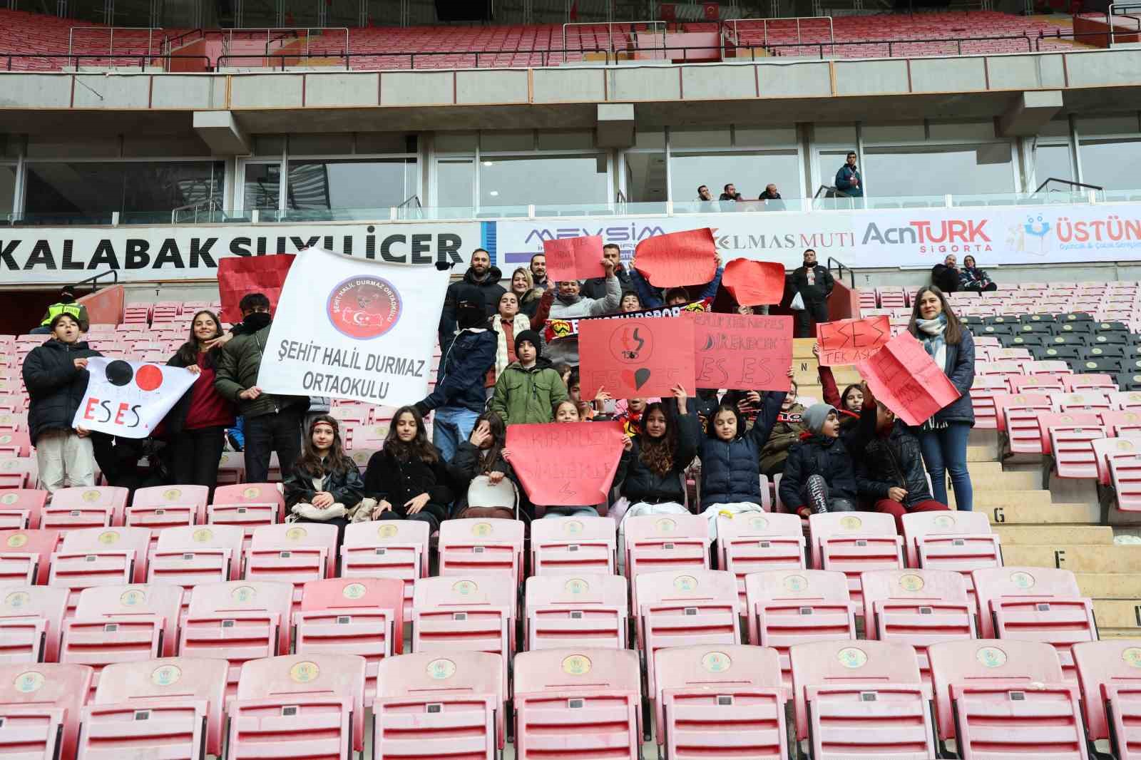 Hazırladığı proje sayesinde yüzlerce çocuğu Eskişehirspor tribünleriyle tanıştırdı
