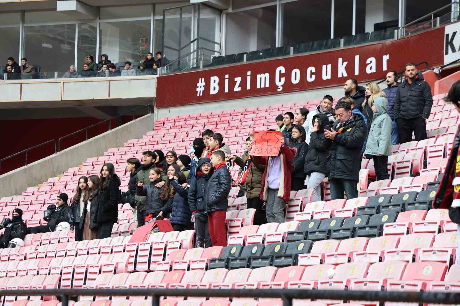 Hazırladığı proje sayesinde yüzlerce çocuğu Eskişehirspor tribünleriyle tanıştırdı
