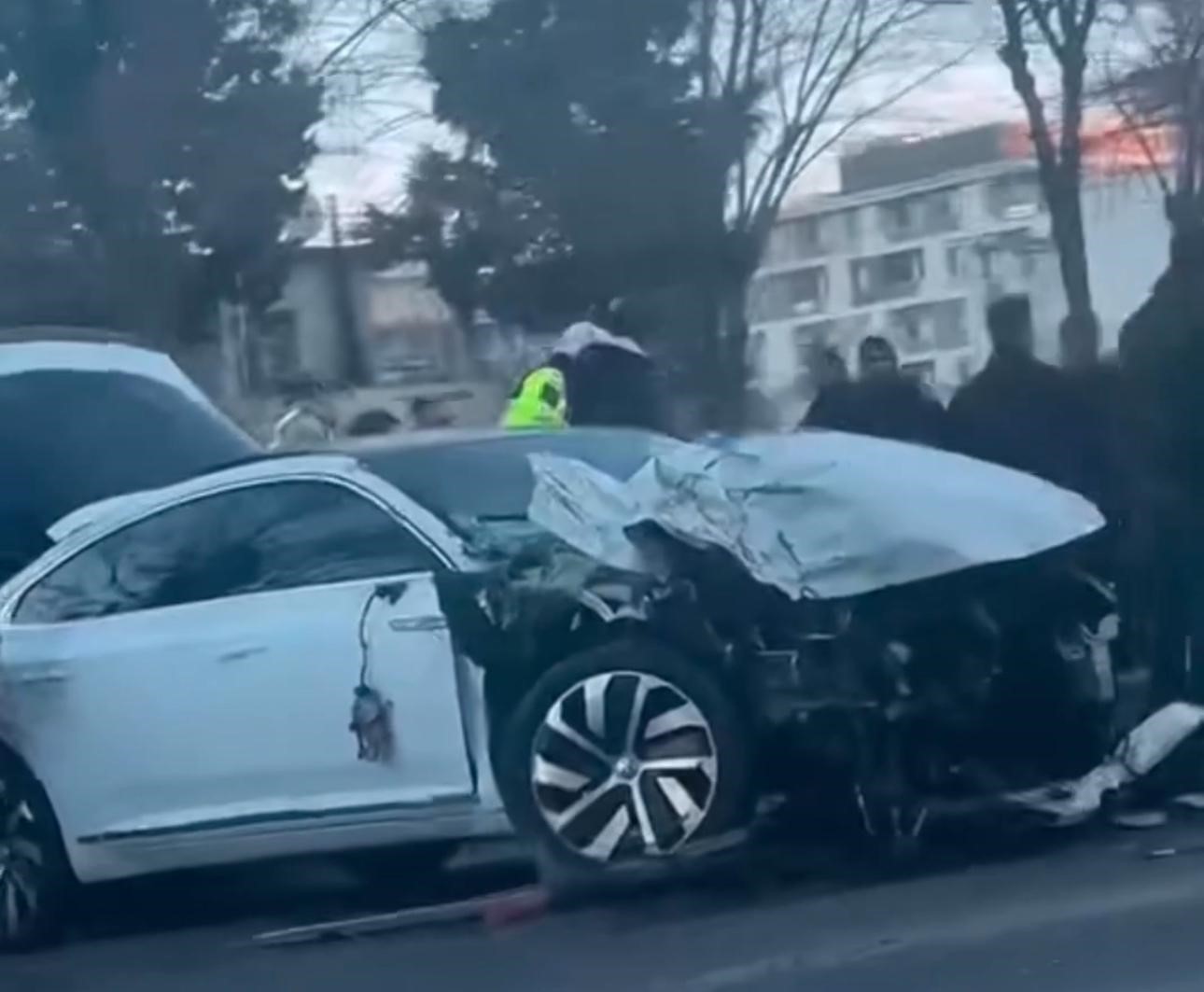 Kırmızı ışıkta bekleyen otomobile tır çarptı: 2 yaralı
