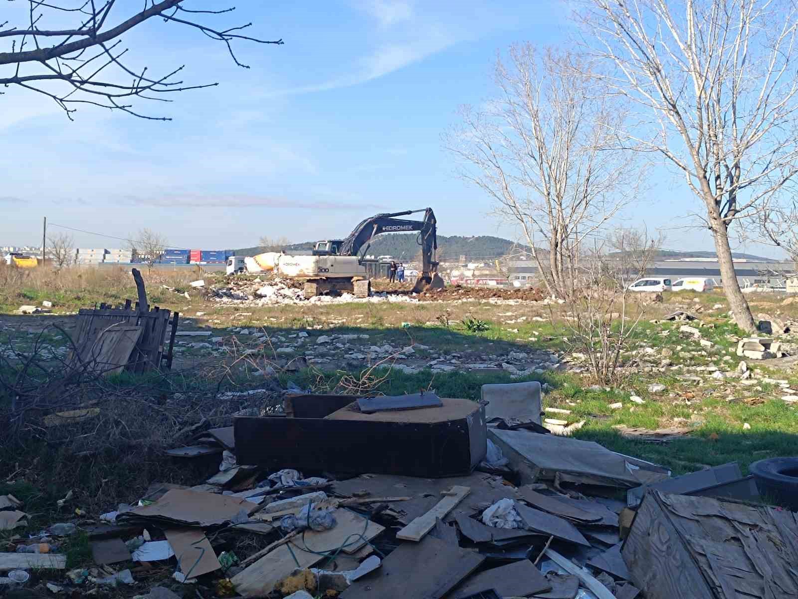 Tuzla’da tehlike saçan moloz yığınları gündeme geldi, belediye harekete geçti
