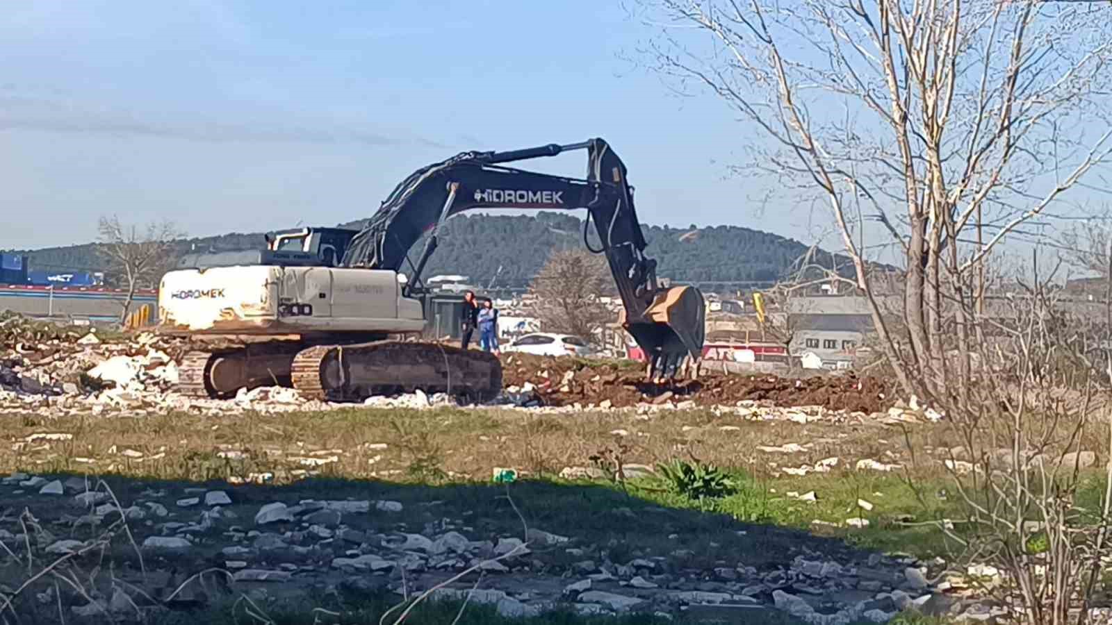 Tuzla’da tehlike saçan moloz yığınları gündeme geldi, belediye harekete geçti
