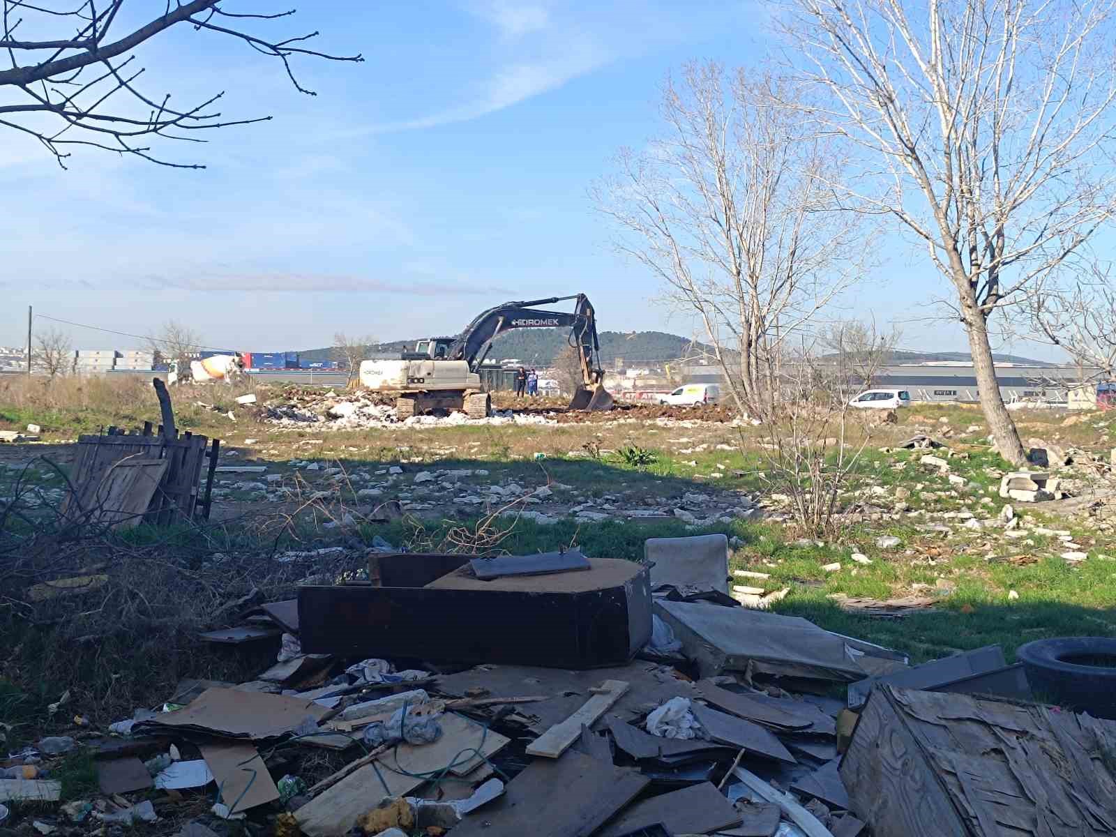 Tuzla’da tehlike saçan moloz yığınları gündeme geldi, belediye harekete geçti
