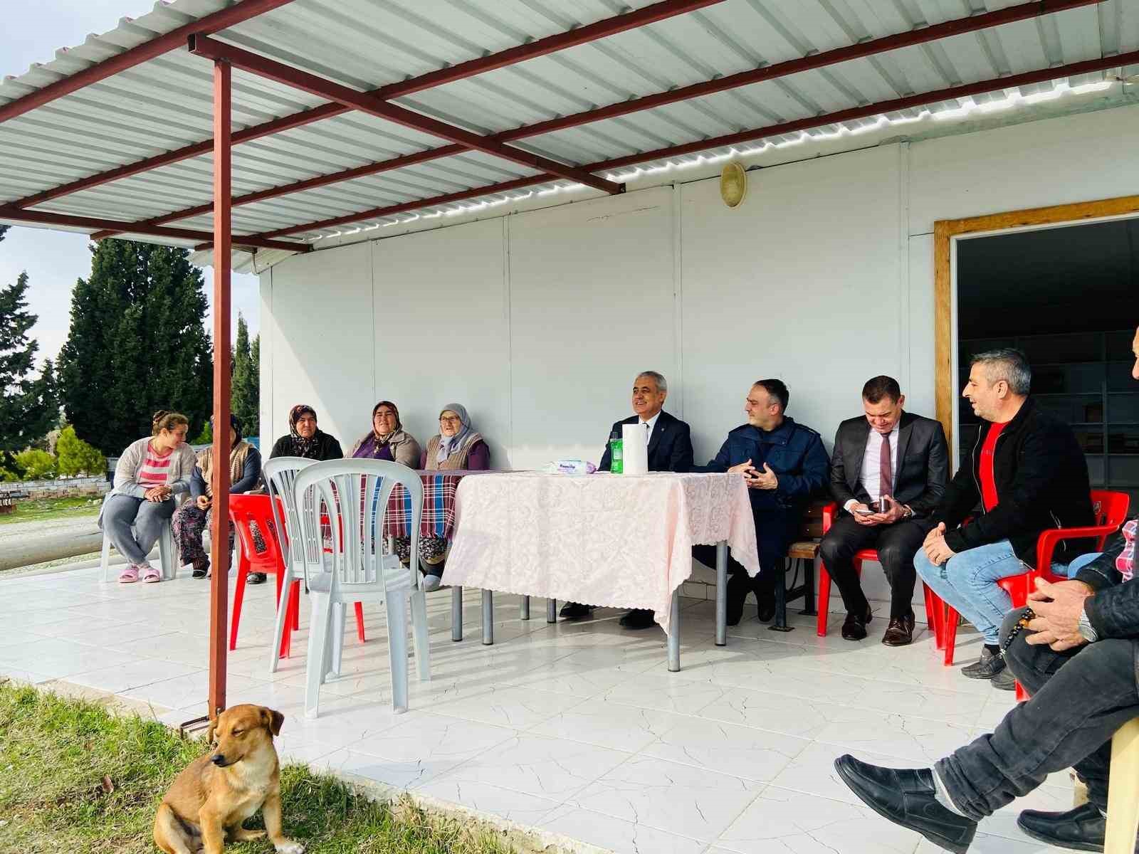 Kaymakam Güngör mahalle sakinlerinin sorunlarını dinliyor
