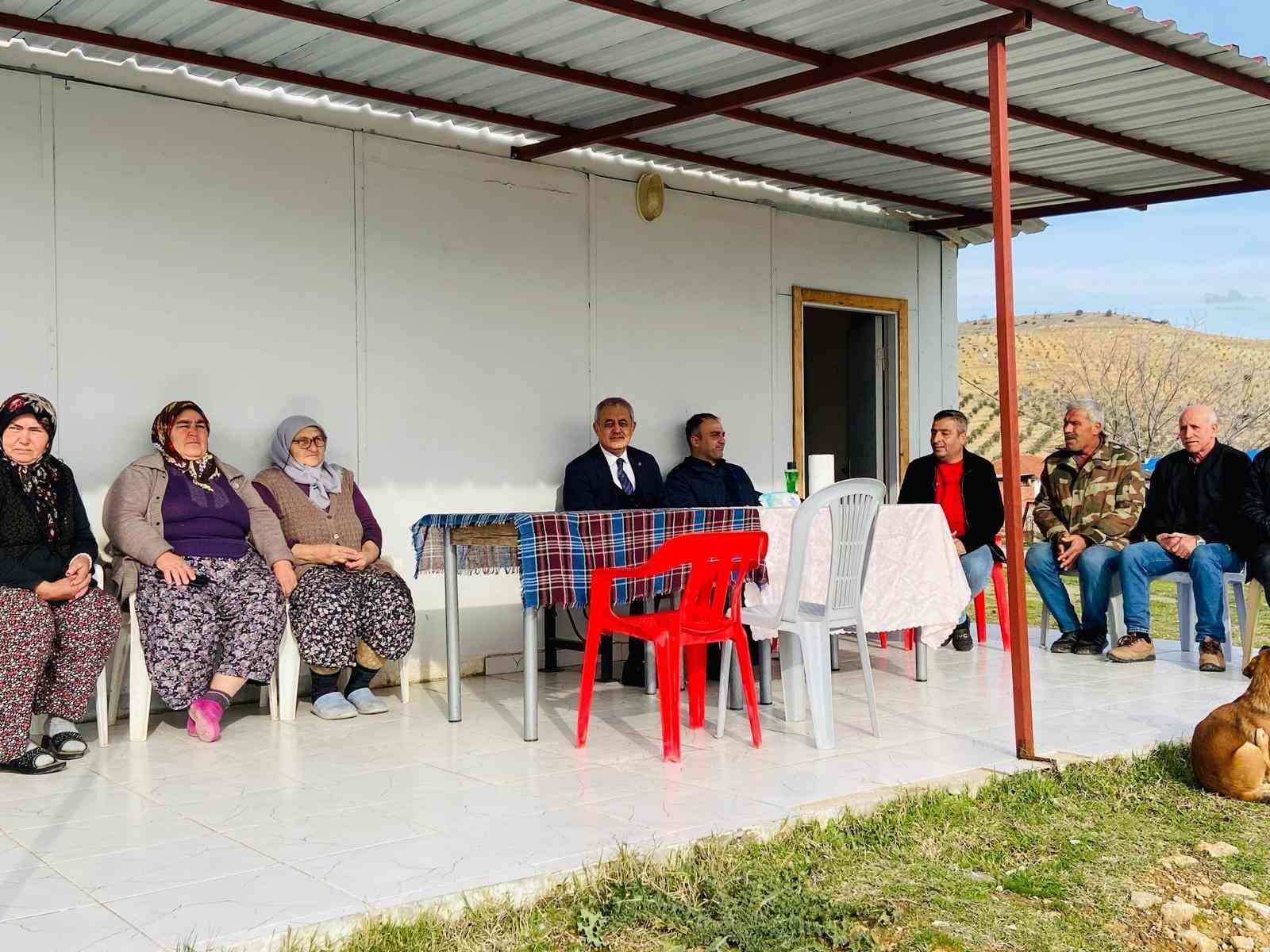 Kaymakam Güngör mahalle sakinlerinin sorunlarını dinliyor
