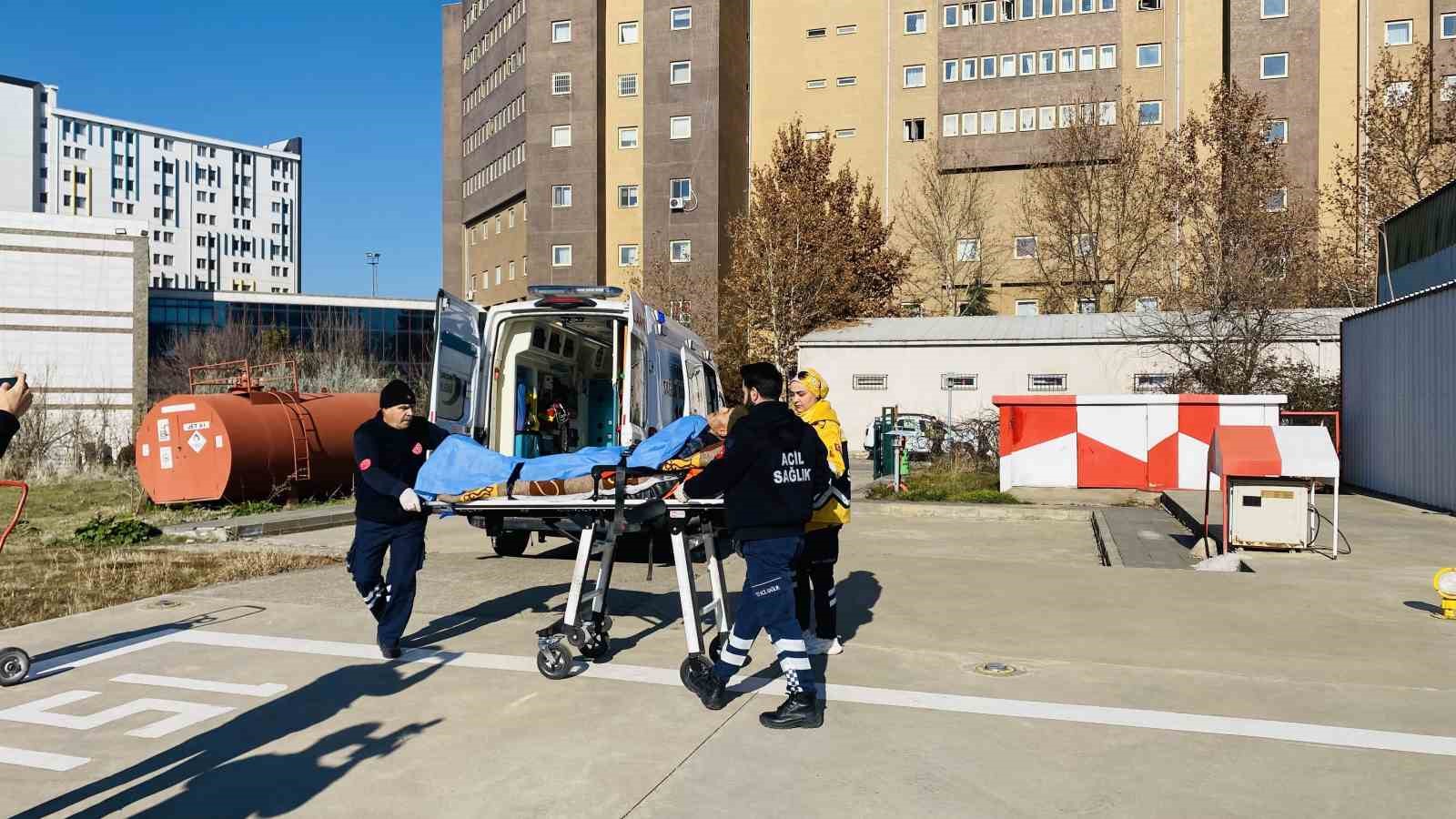 Durumu ağırlaşan kanser hastası helikopterle hastaneye sevk edildi
