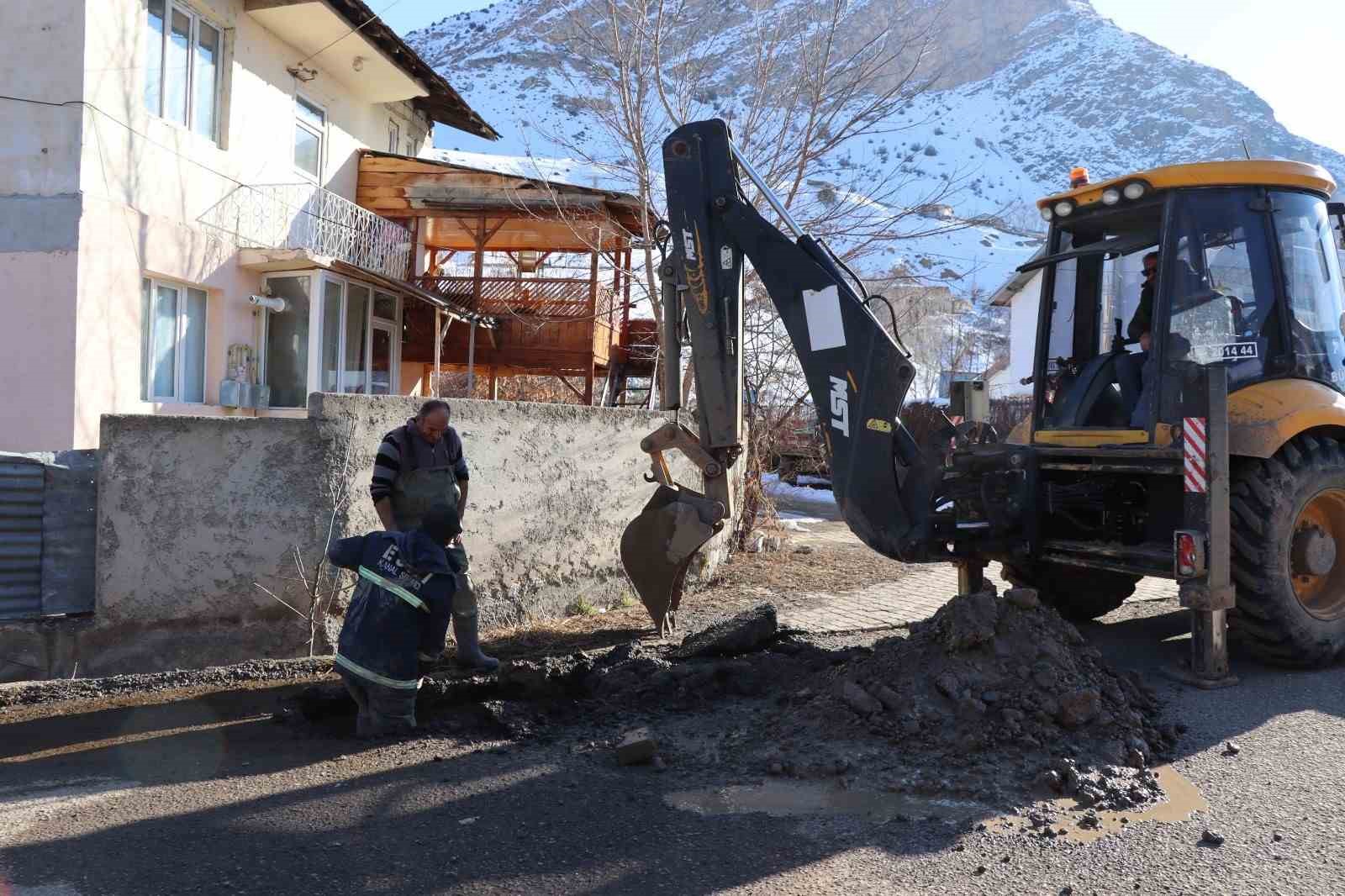 ESKİ ekipleri soğuk ve kışa rağmen çalışıyor
