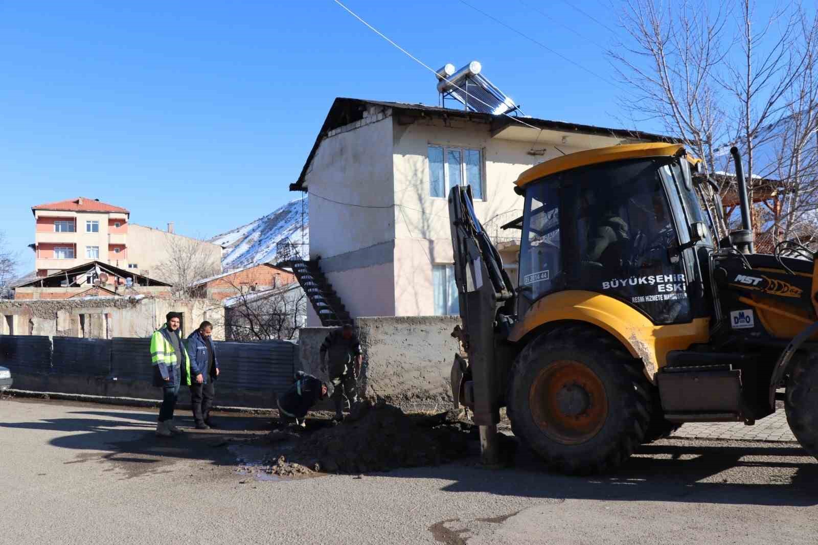 ESKİ ekipleri soğuk ve kışa rağmen çalışıyor
