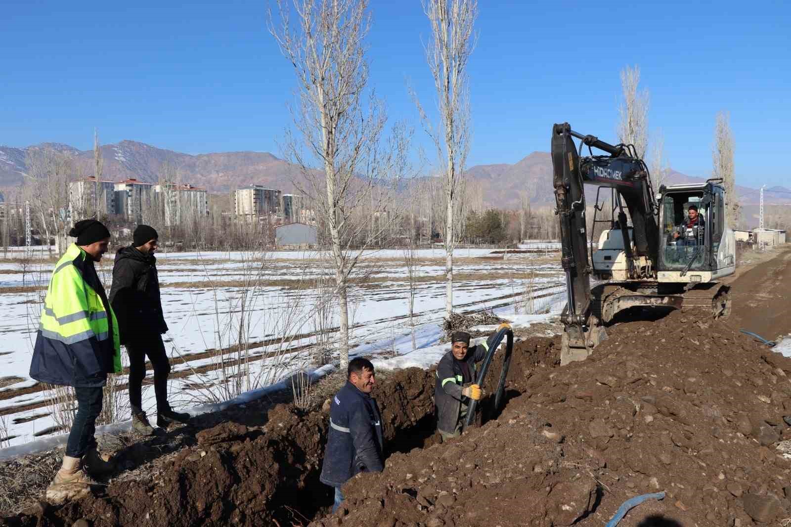 ESKİ ekipleri soğuk ve kışa rağmen çalışıyor
