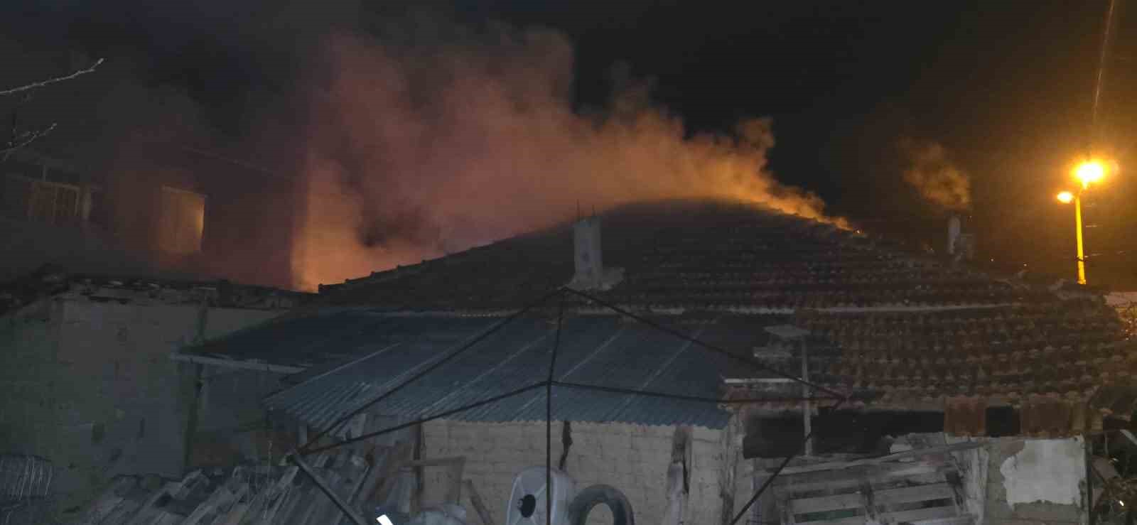 Sabaha karşı odunlukta çıkan yangın eve sıçradı
