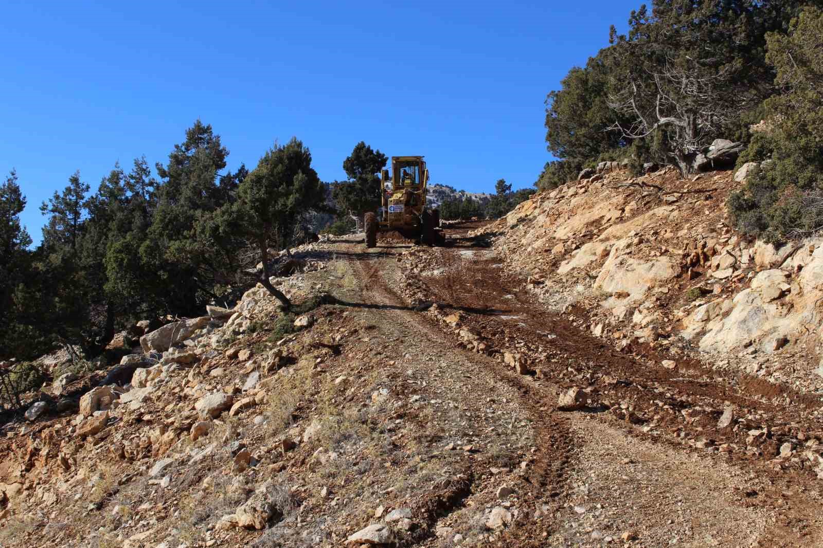 Elmalı’da yayla yoluna ulaşım kolaylaştı
