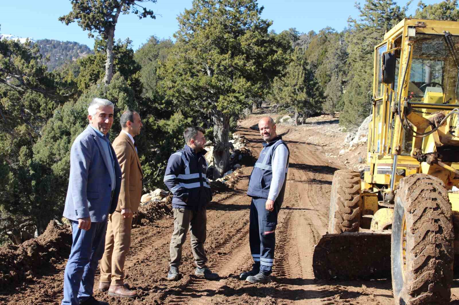 Elmalı’da yayla yoluna ulaşım kolaylaştı
