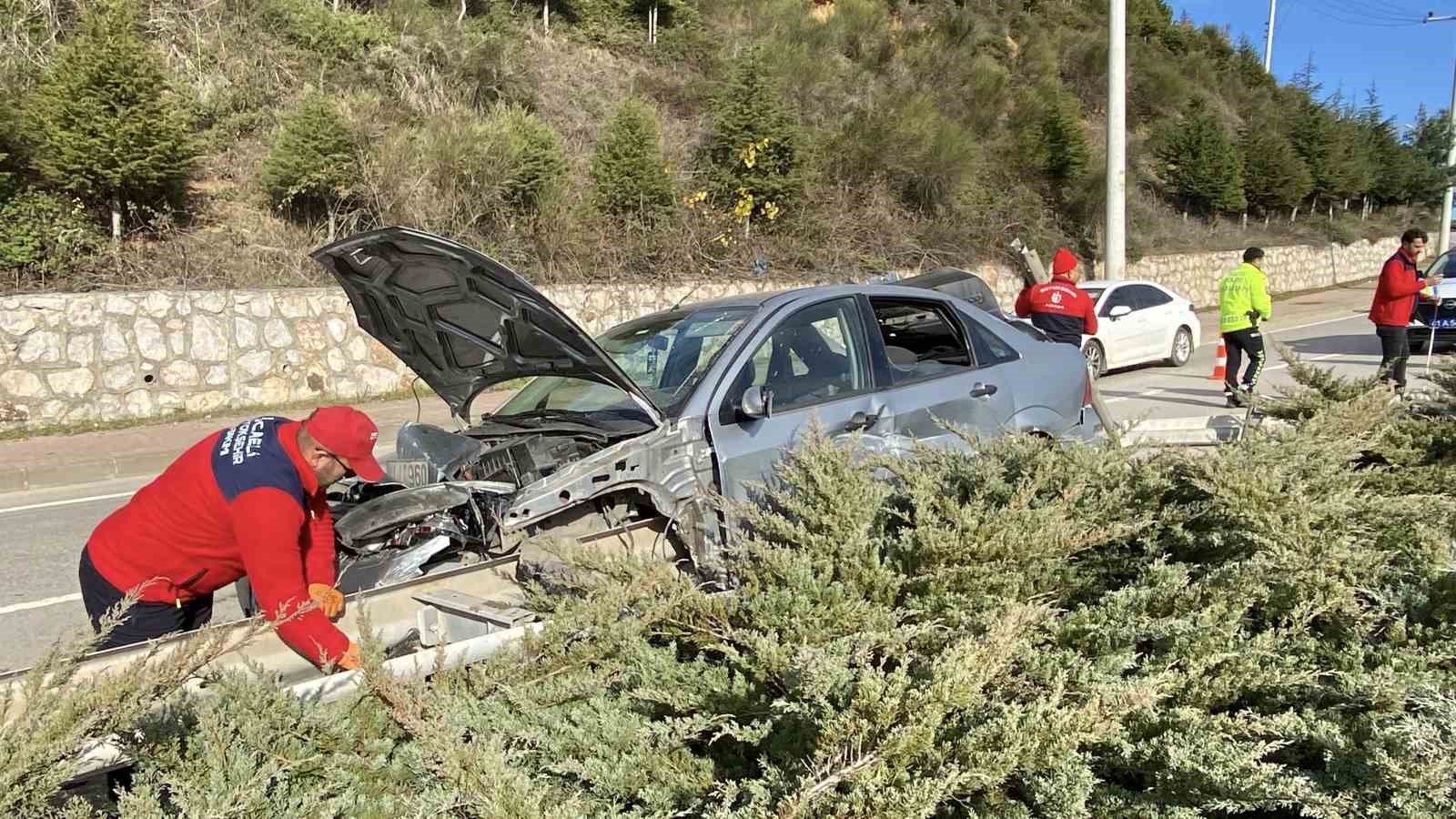 Bariyer otomobilin içinden geçti
