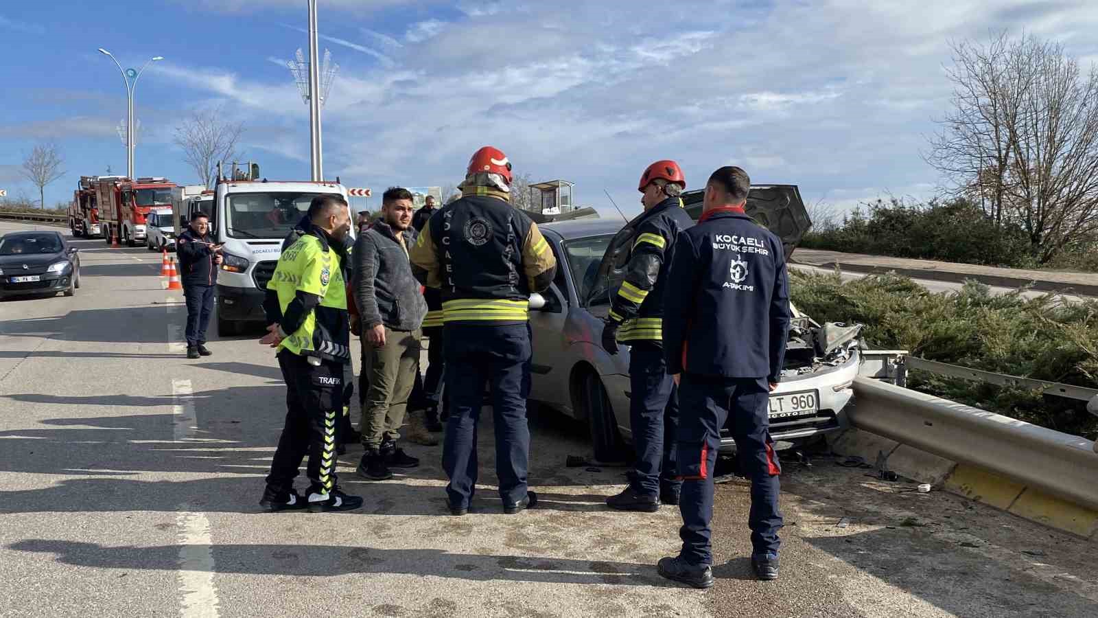 Bariyer otomobilin içinden geçti
