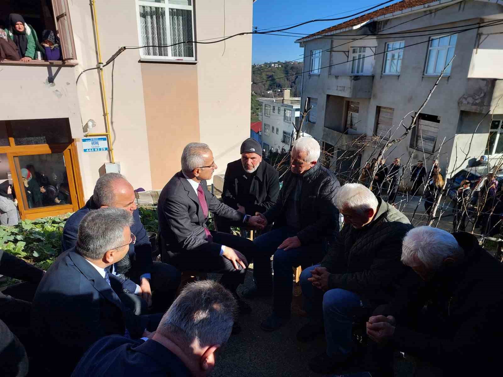 Rize’deki silahlı saldırıda hayatını kaybeden 2 PTT görevlisi son yolculuklarına uğurlanıyor
