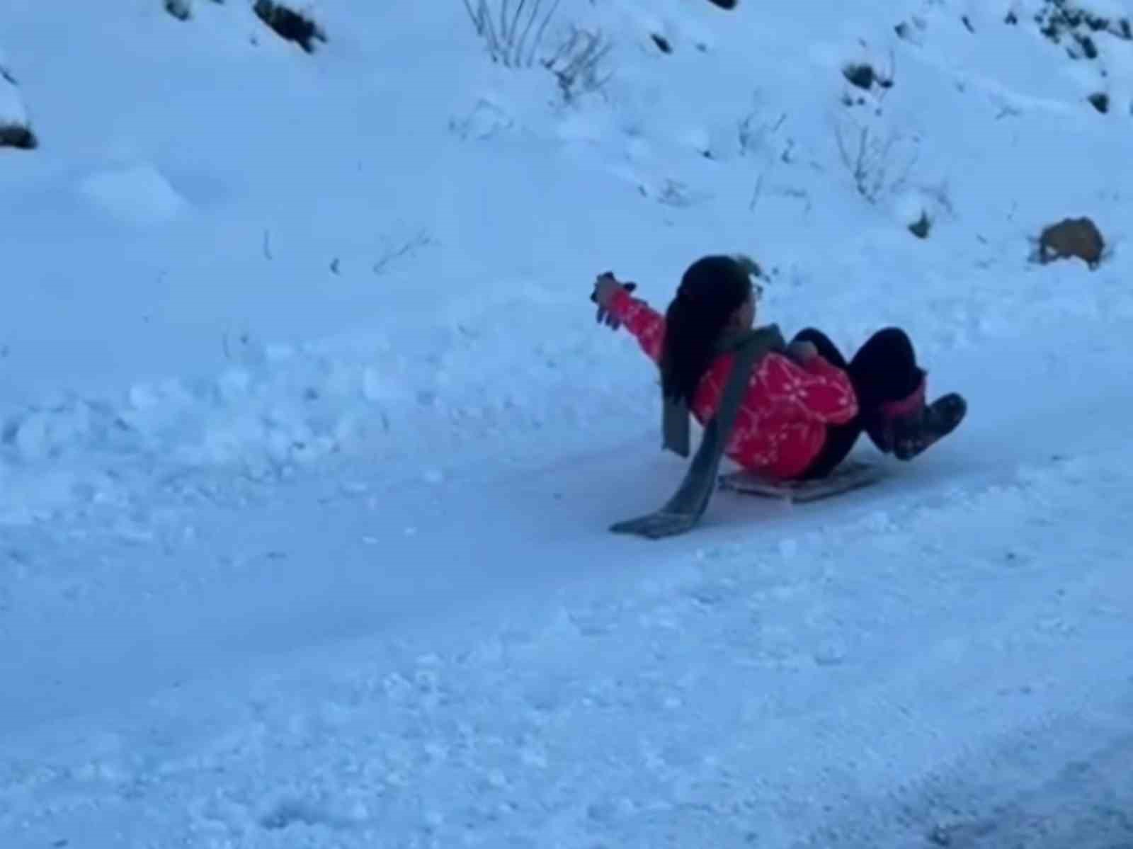 Siirt’te öğrenci ve öğretmenlerin kar keyfi
