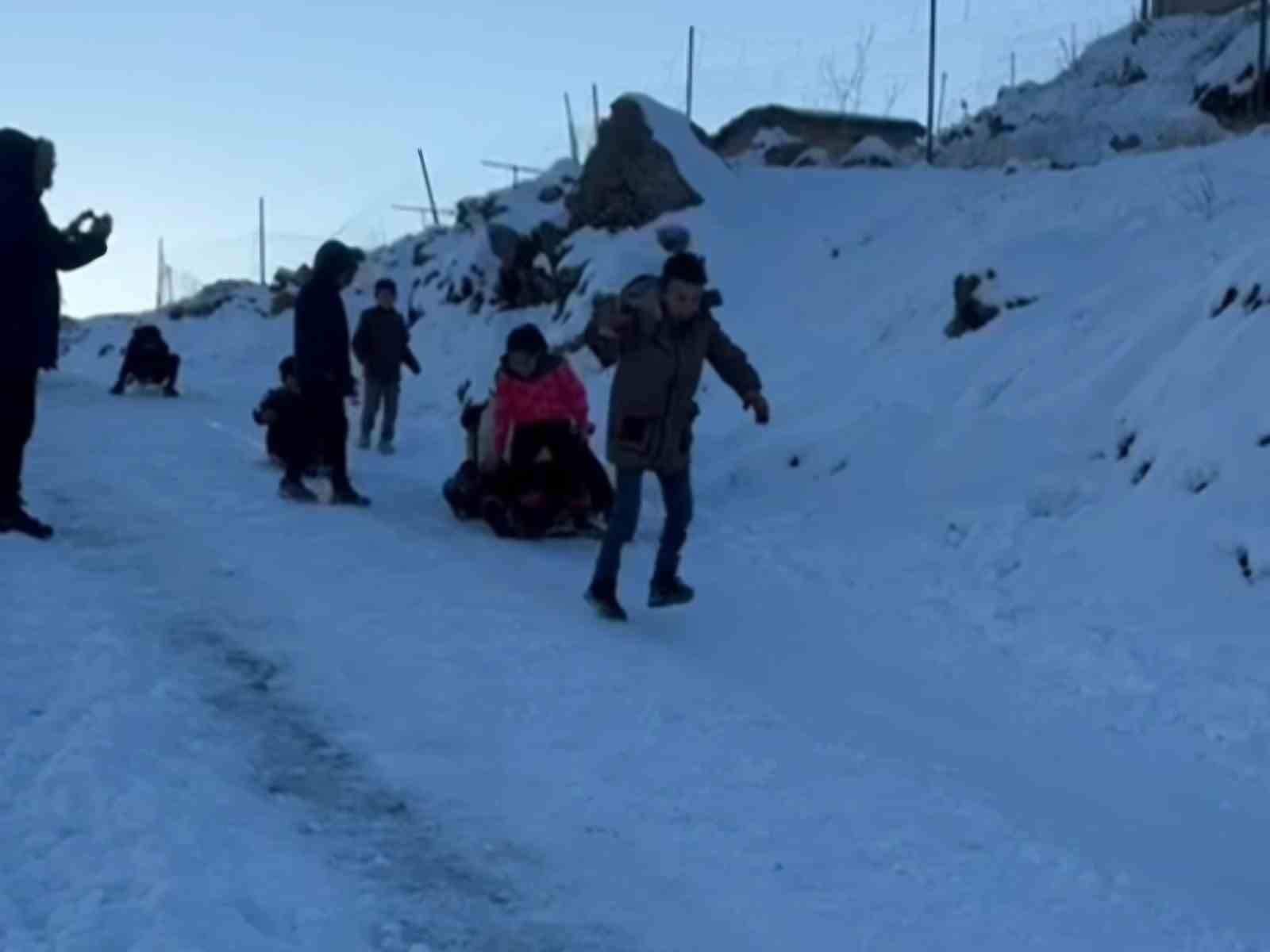 Siirt’te öğrenci ve öğretmenlerin kar keyfi
