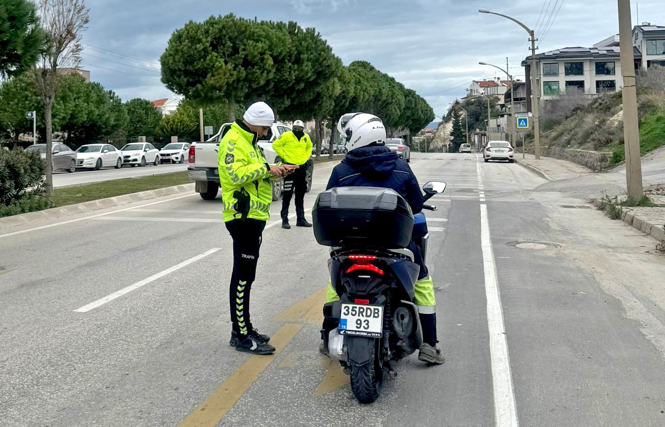 Çeşme’de motosiklet denetimlerinde 23 sürücüye ceza
