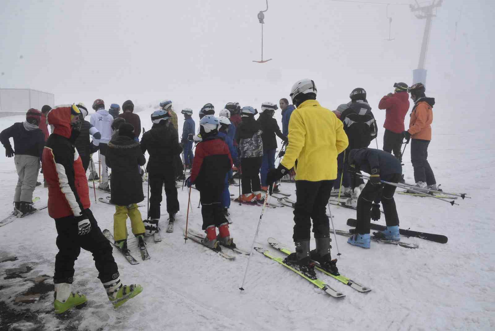 Bitlis’te “Alp Disiplini ve Snowboard İl Birinciliği Kayak Yarışması” yapıldı
