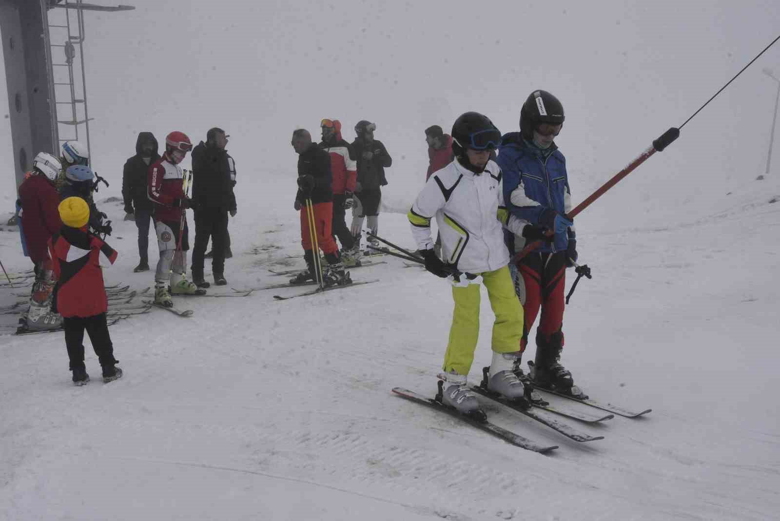 Bitlis’te “Alp Disiplini ve Snowboard İl Birinciliği Kayak Yarışması” yapıldı
