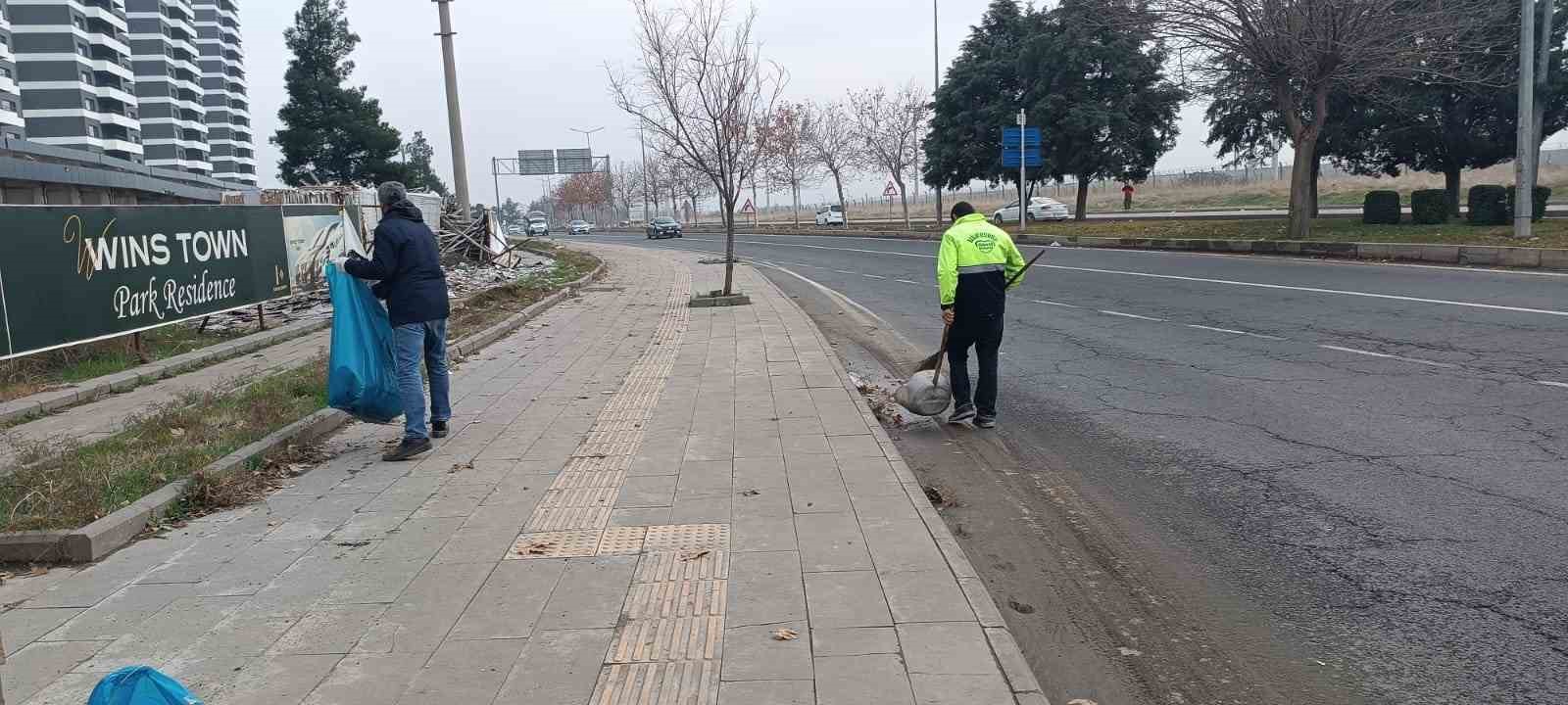 Diyarbakır’da kent girişlerinde temizlik çalışması
