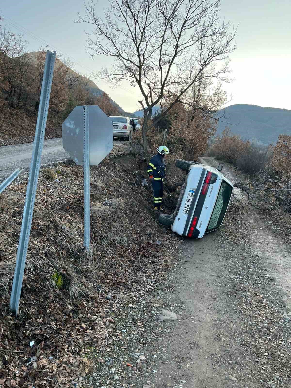 Şarampole devrilen otomobildeki 2 kişi yaralandı
