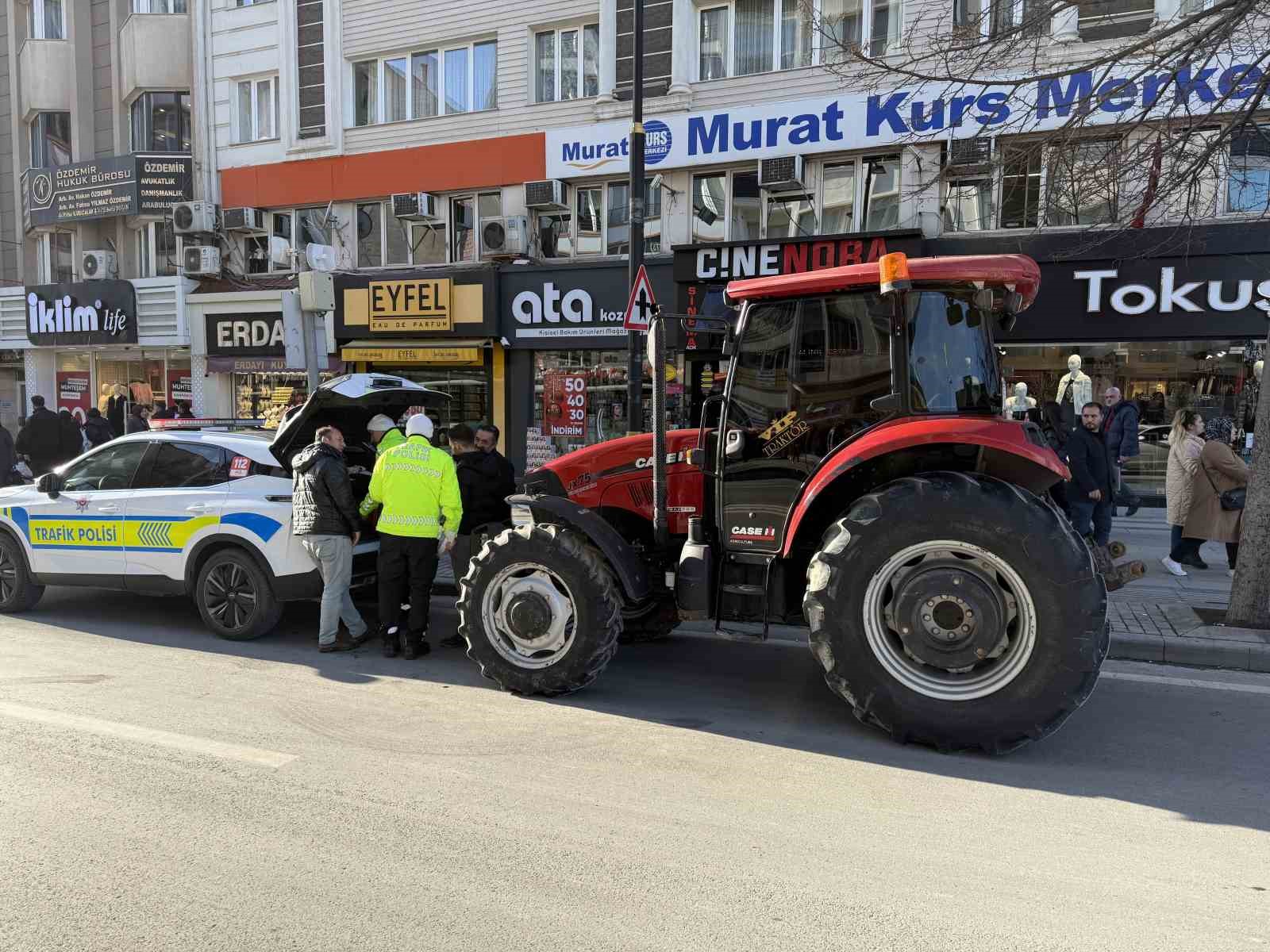 Traktörle kentin en işlek caddesine girdi, 4 ayrı maddeden ceza yedi
