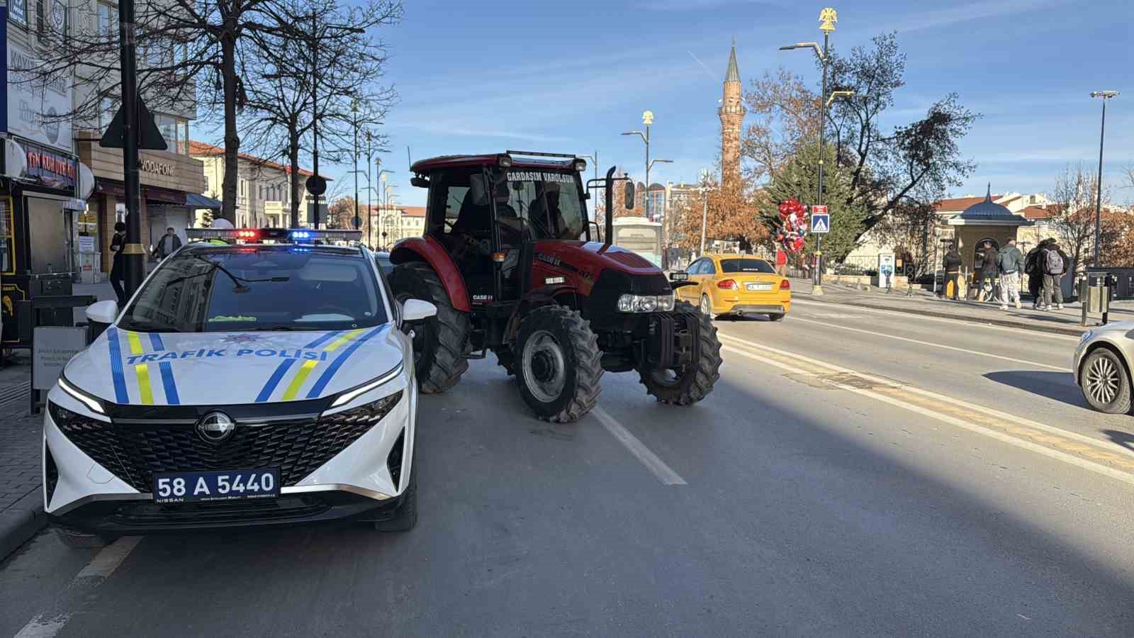 Traktörle kentin en işlek caddesine girdi, 4 ayrı maddeden ceza yedi
