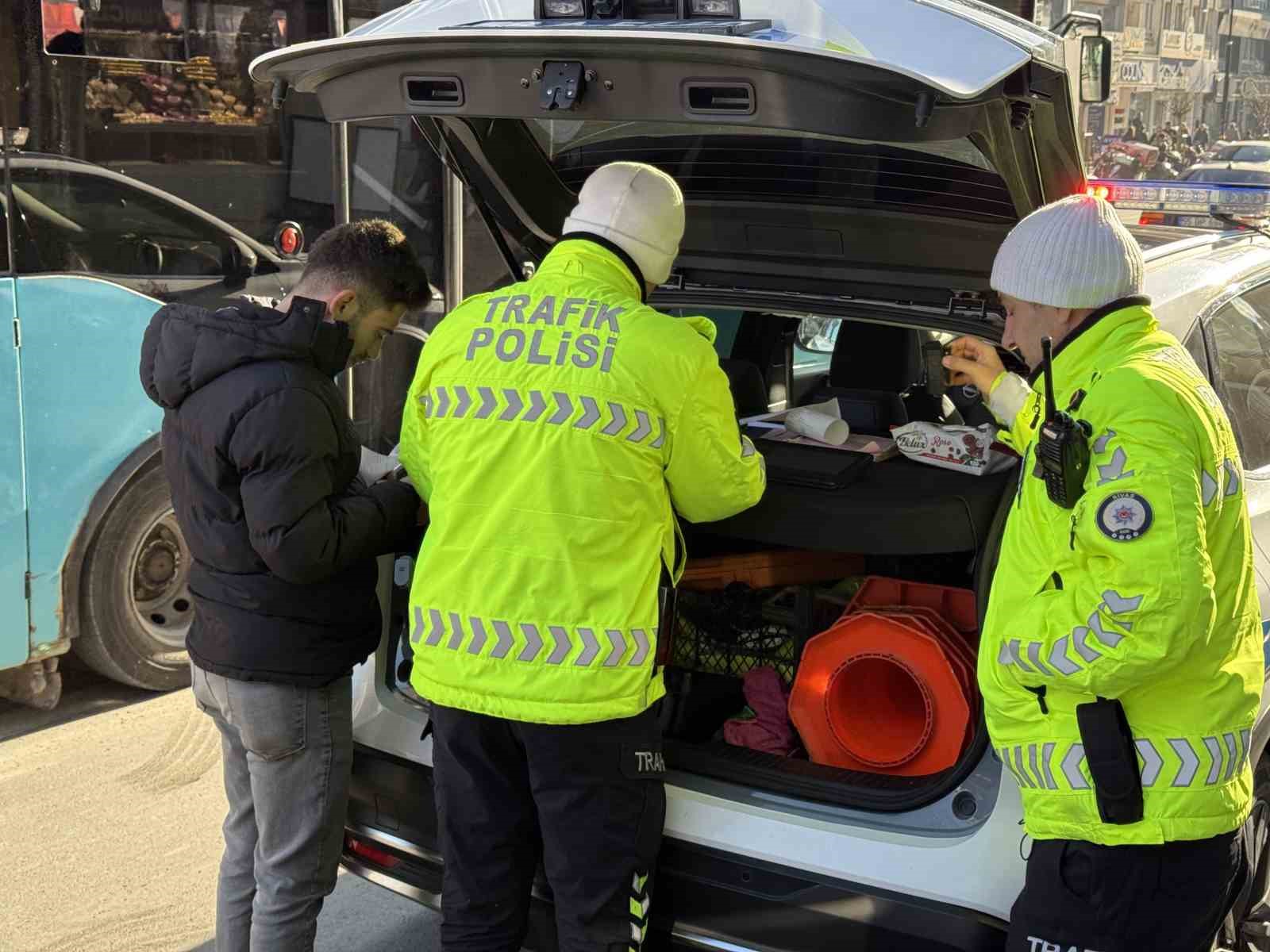 Traktörle kentin en işlek caddesine girdi, 4 ayrı maddeden ceza yedi
