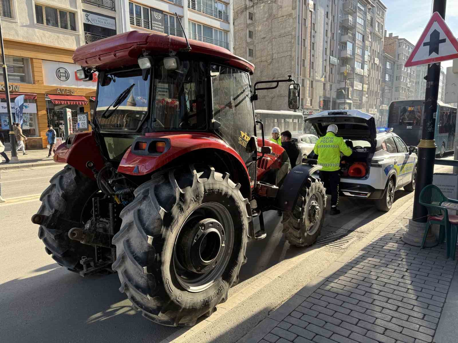 Traktörle kentin en işlek caddesine girdi, 4 ayrı maddeden ceza yedi
