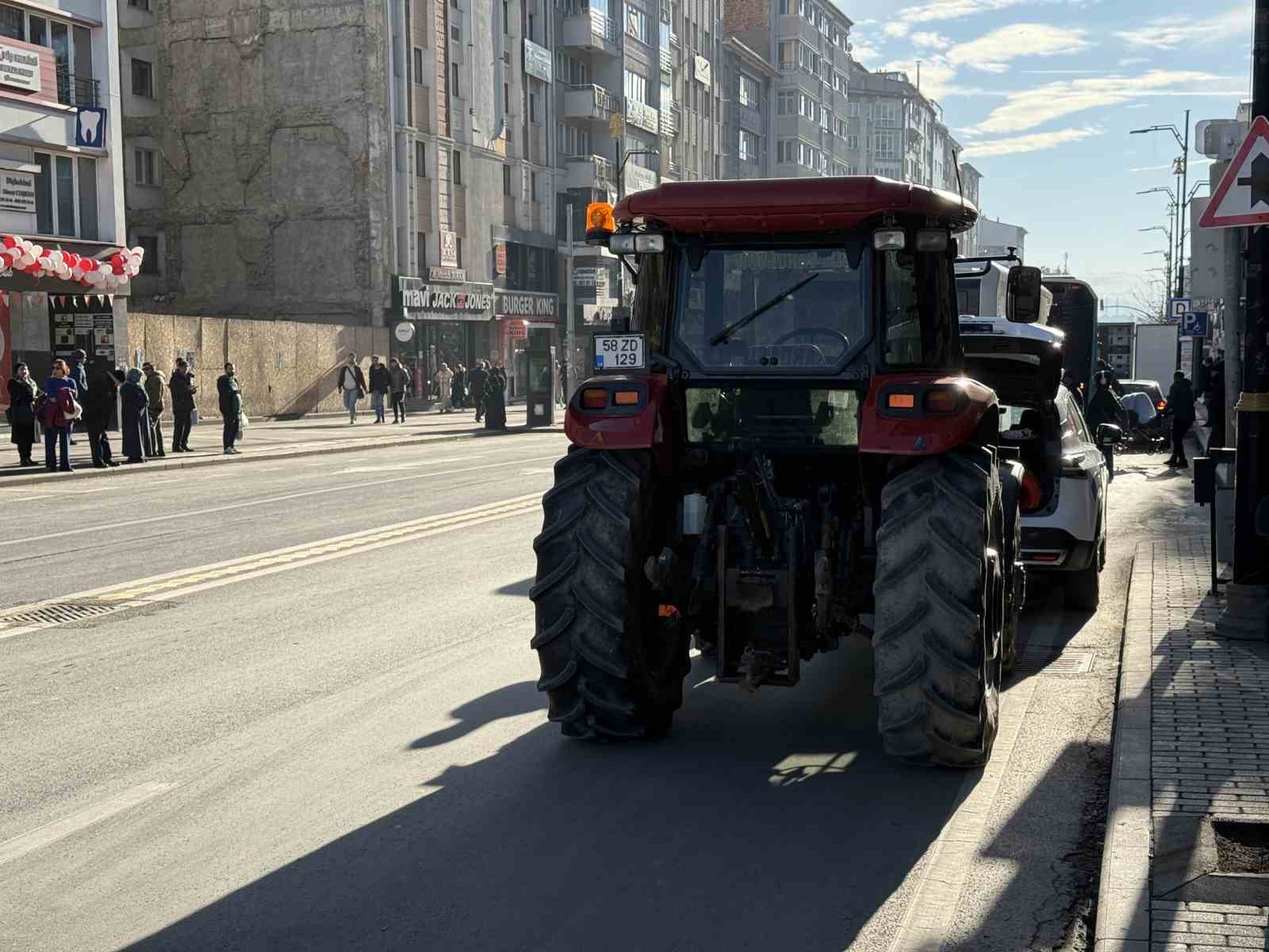 Traktörle kentin en işlek caddesine girdi, 4 ayrı maddeden ceza yedi
