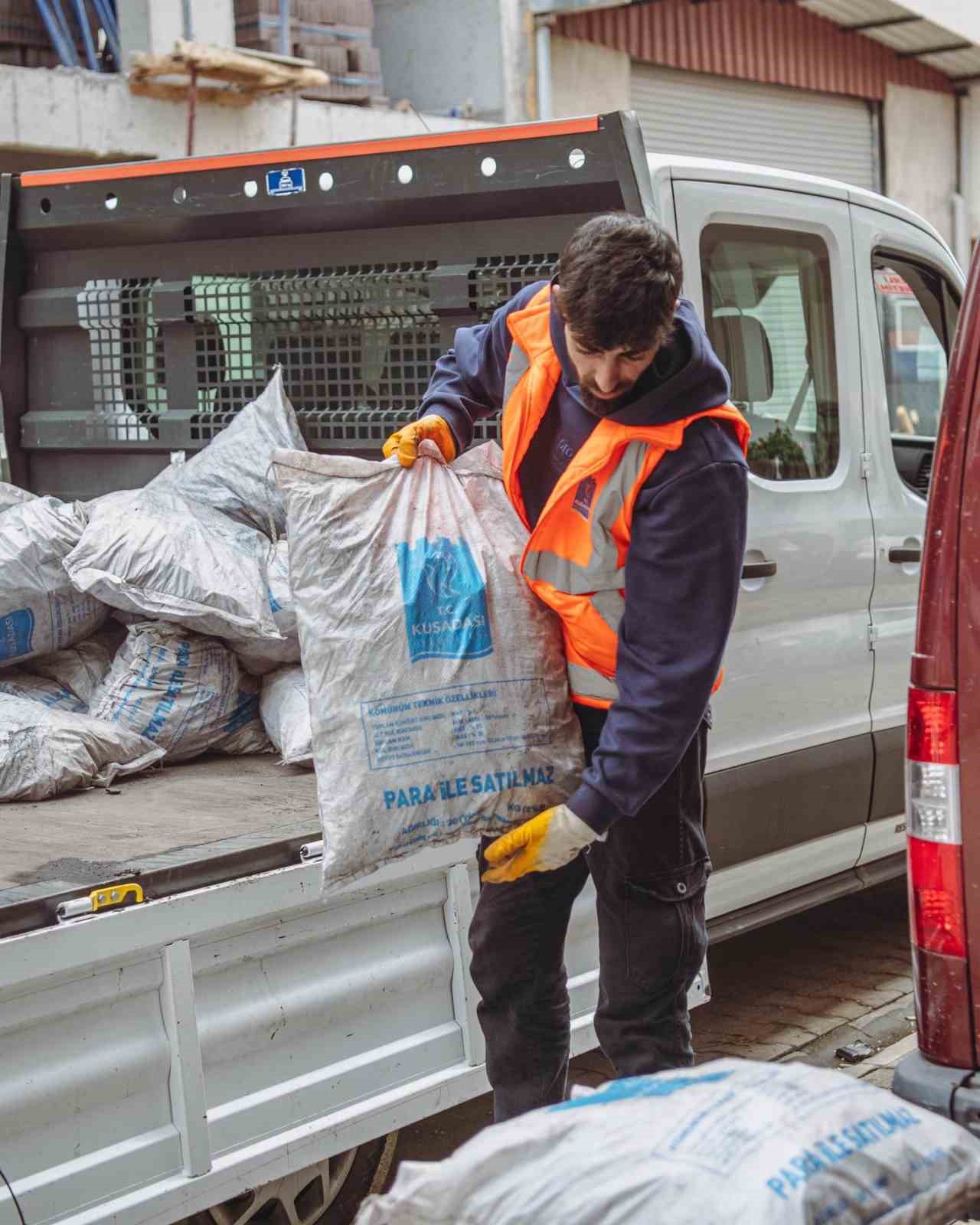 Kuşadası’nda yakacak yardımının son adresi Davutlar oldu
