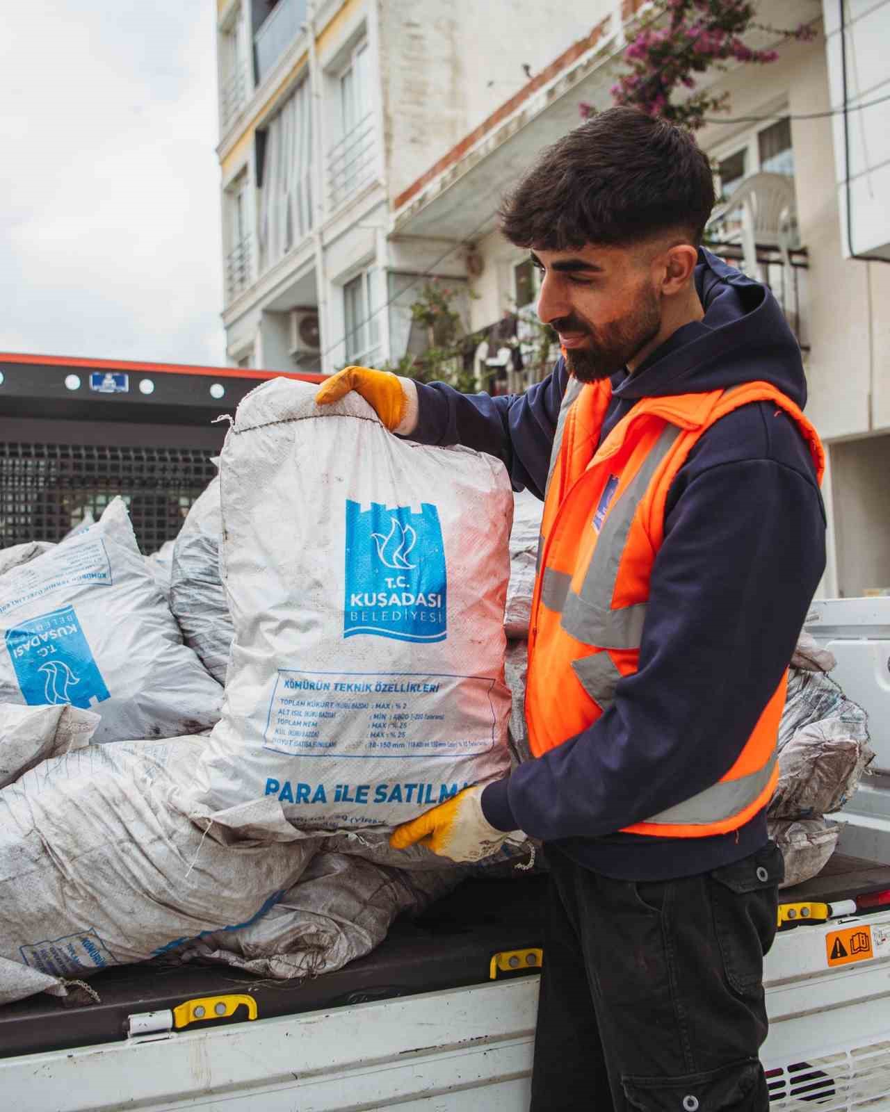 Kuşadası’nda yakacak yardımının son adresi Davutlar oldu
