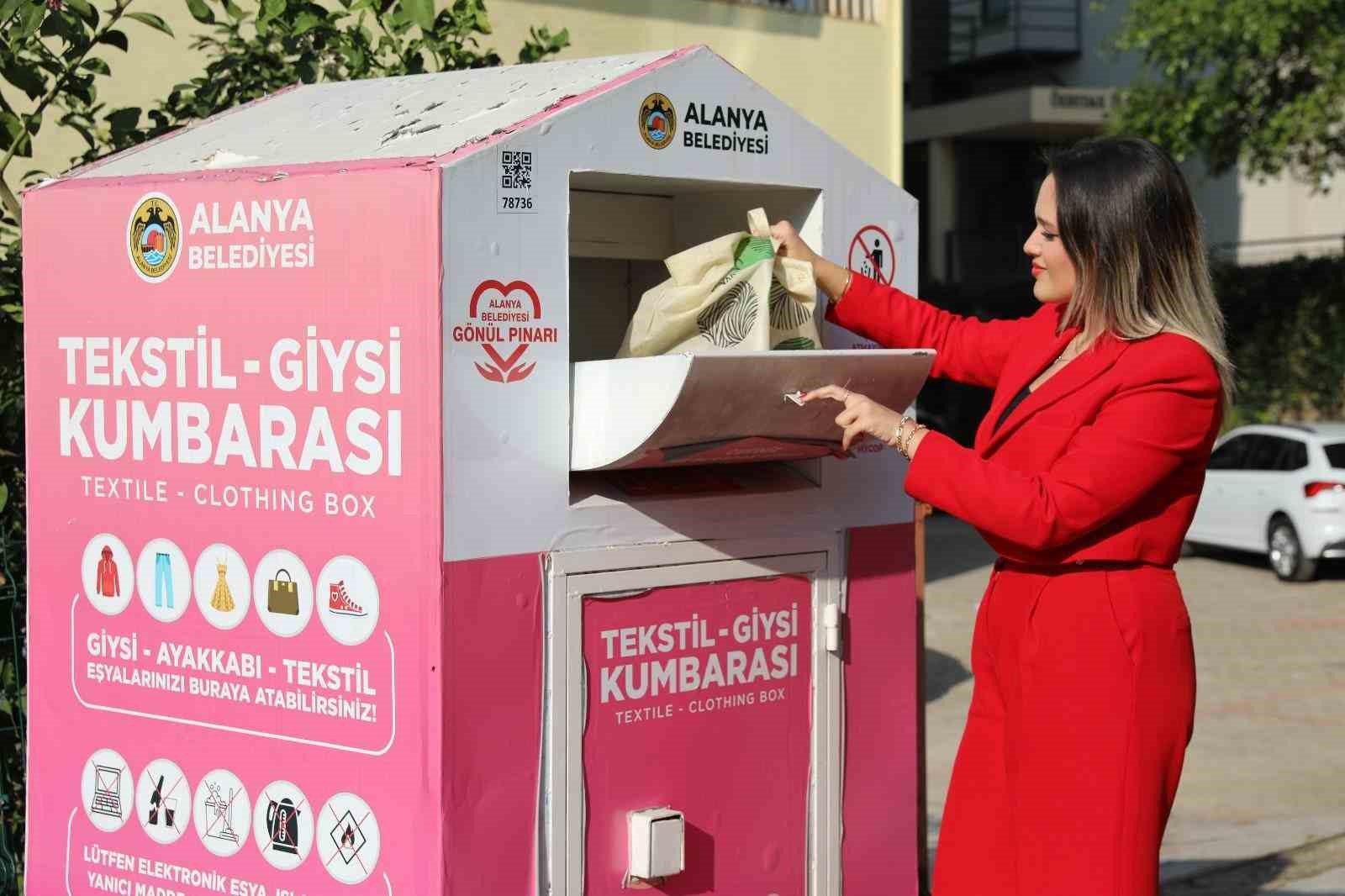 Alanya’da tekstil atıkları giysi kumbarasıyla geri dönüştürülüyor
