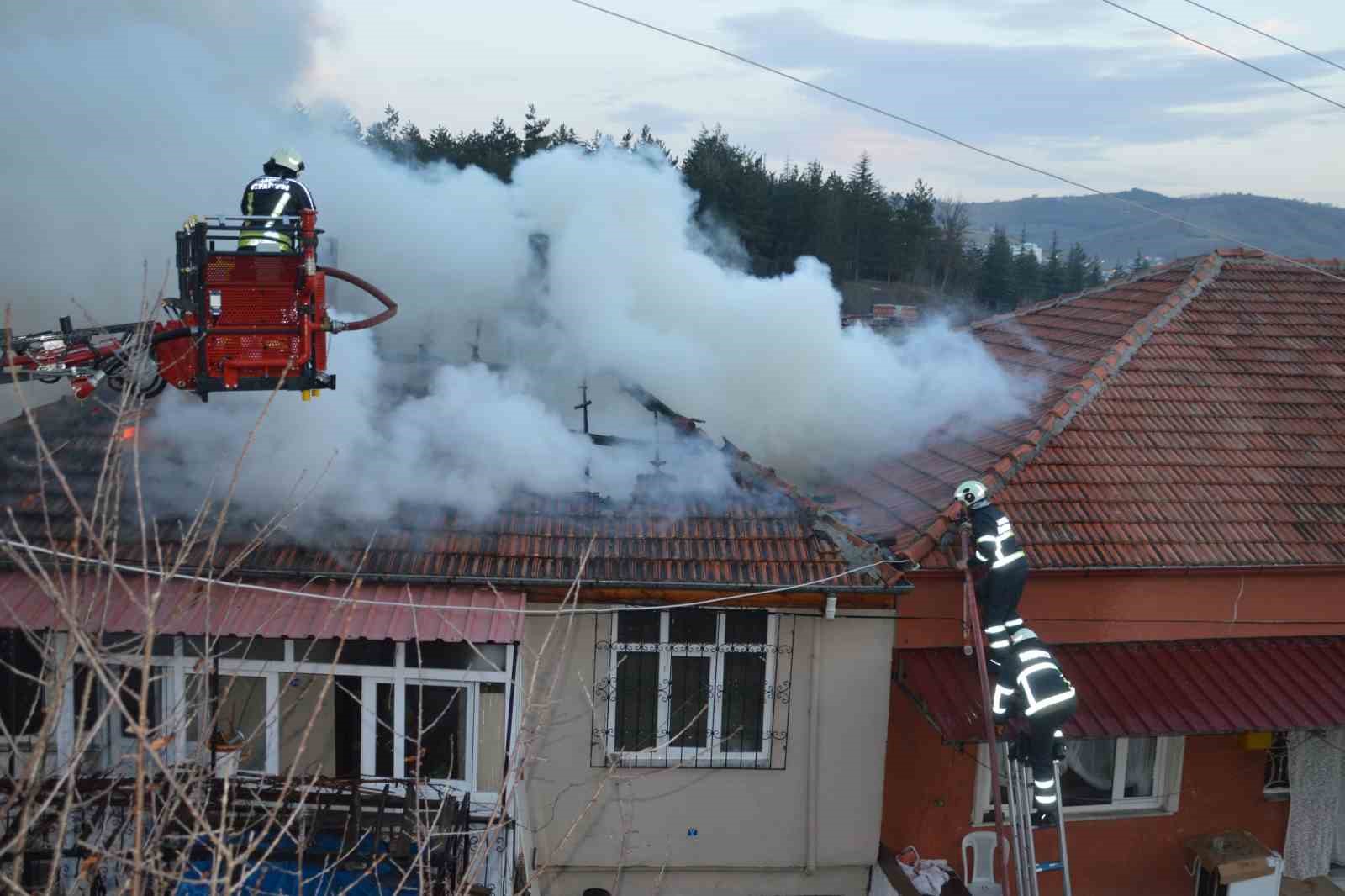 Samsun’da ev yangını: Çatı katı alevlere teslim oldu
