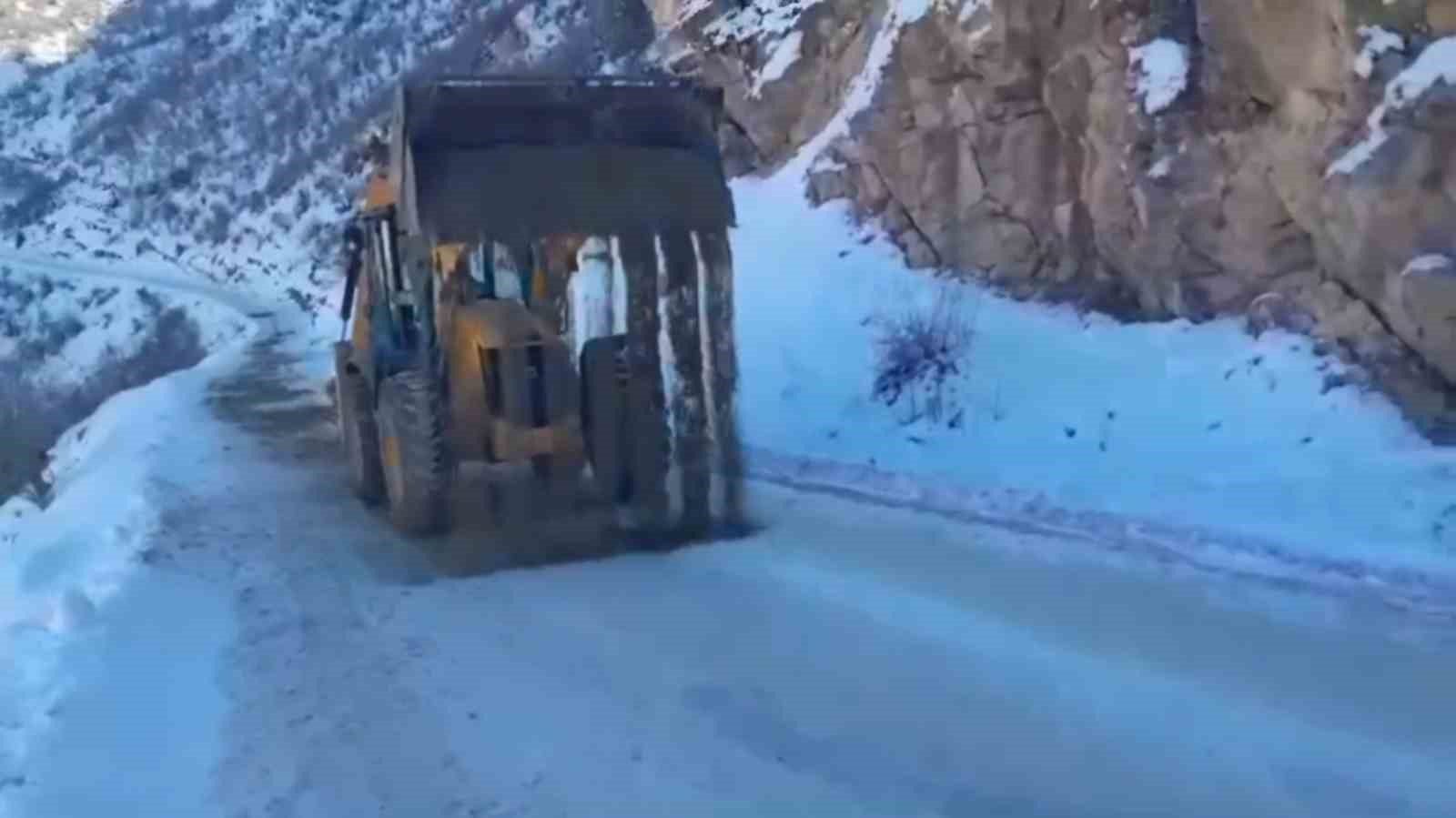 Siirt’te köy yollarında tuzlama çalışması yapıldı
