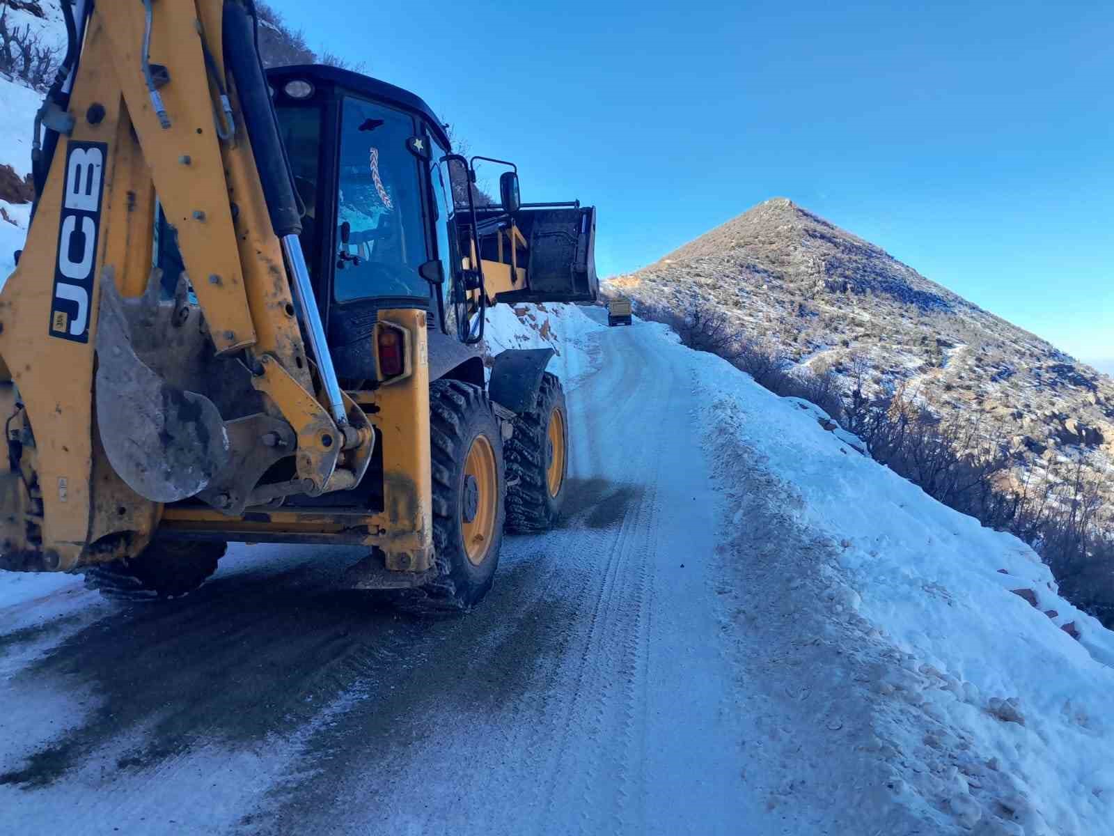 Siirt’te köy yollarında tuzlama çalışması yapıldı
