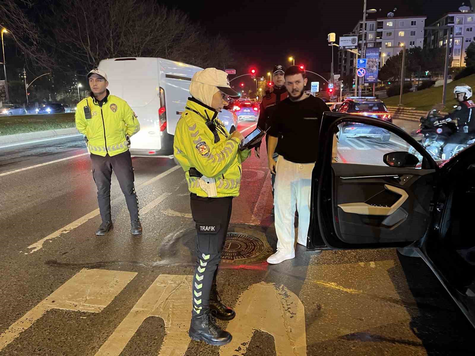 Bakırköy’de polis ekiplerinden asayiş uygulaması
