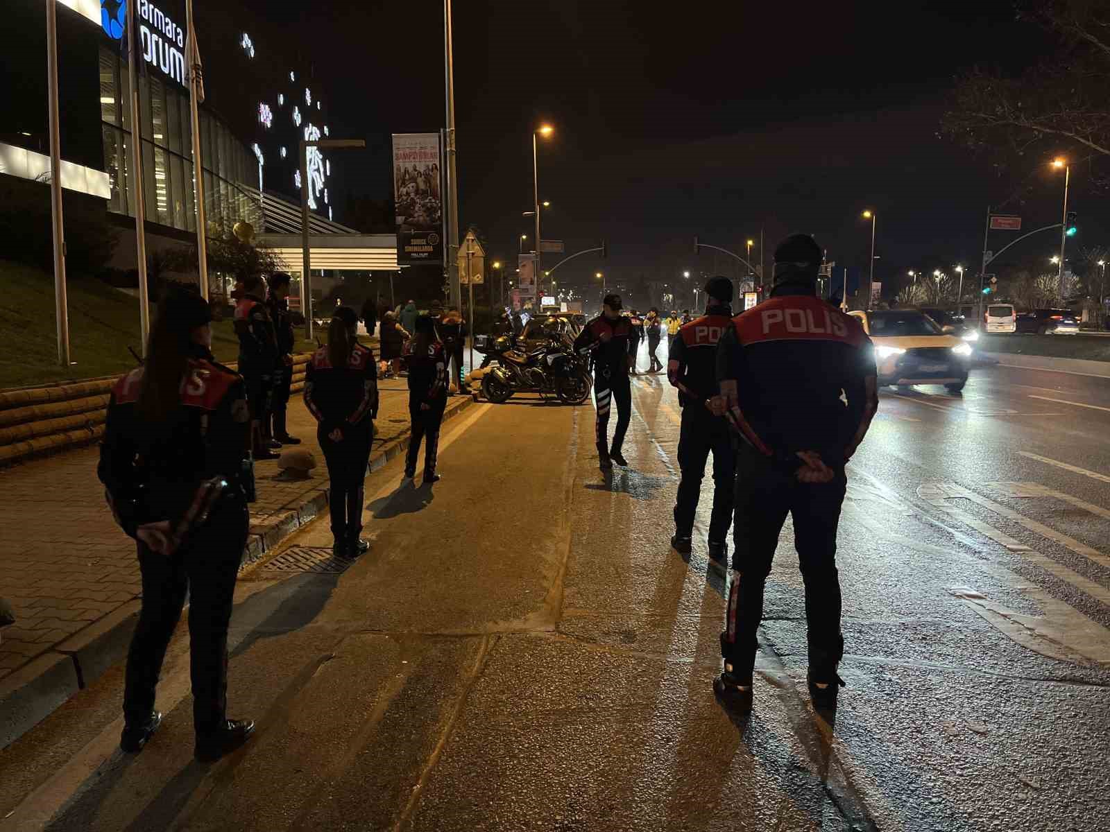 Bakırköy’de polis ekiplerinden asayiş uygulaması
