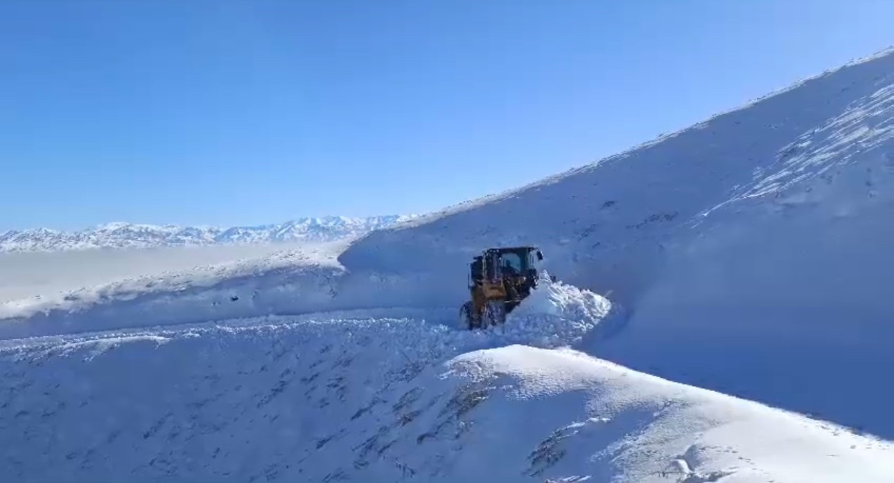 Yüksekova’da karla mücadele çalışmaları tamamlandı
