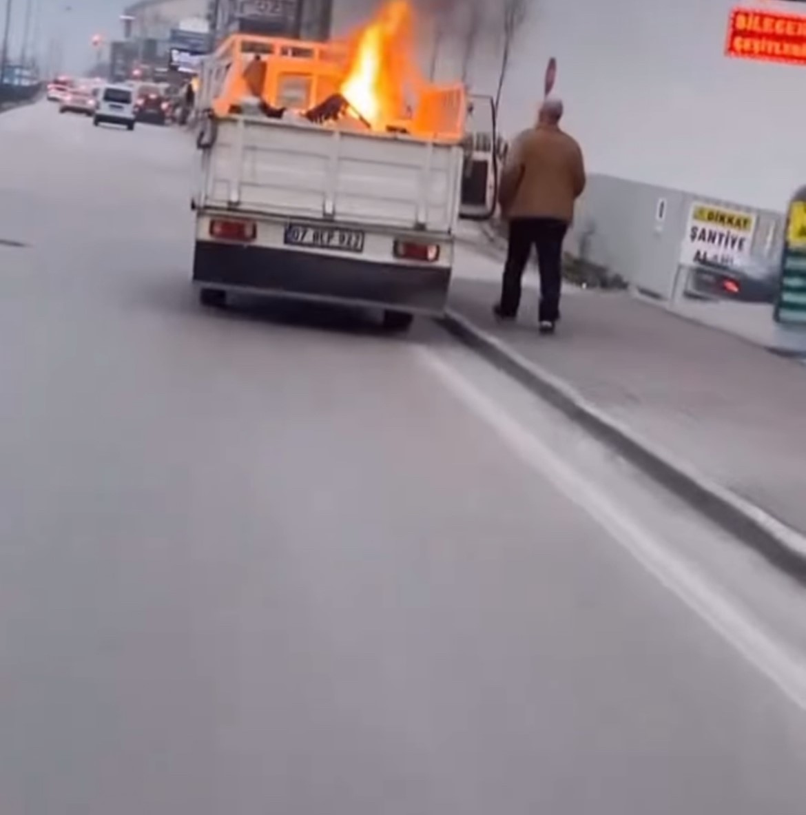 Attığı sigara kamyonetin kasasındaki malzemeleri tutuşturdu
