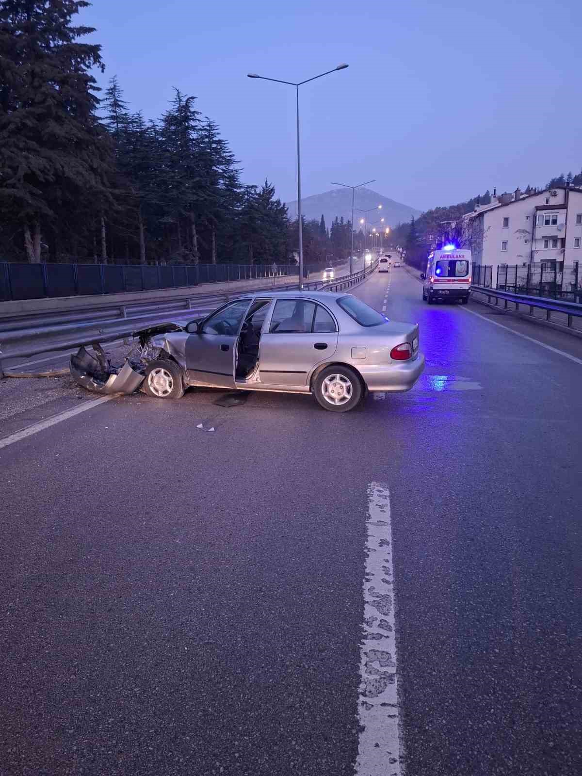 Yağmur sebebiyle kayganlaşan yolda otomobil bariyerlere çarptı: 1 yaralı
