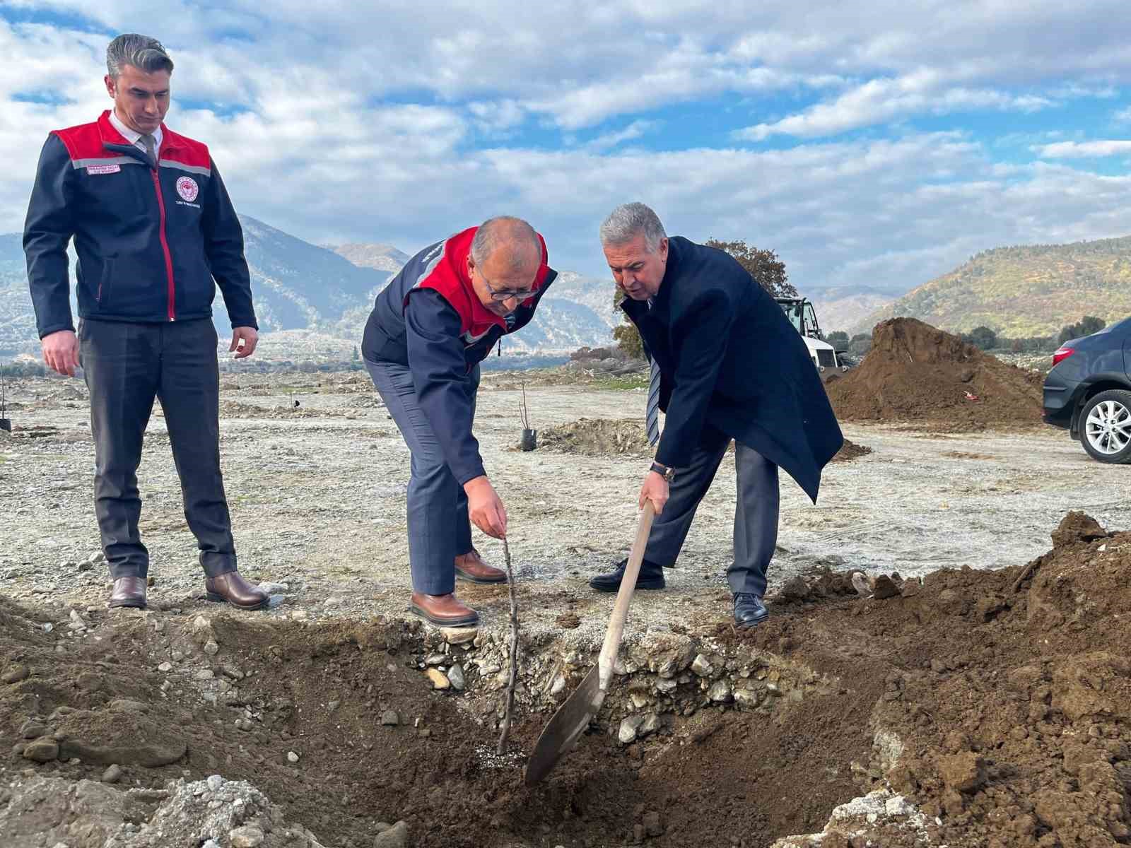 Buharkent’te ’Kaliteli İncir, Kaliteli İlek’ projesi kapsamında fidan dikimi gerçekleştirildi
