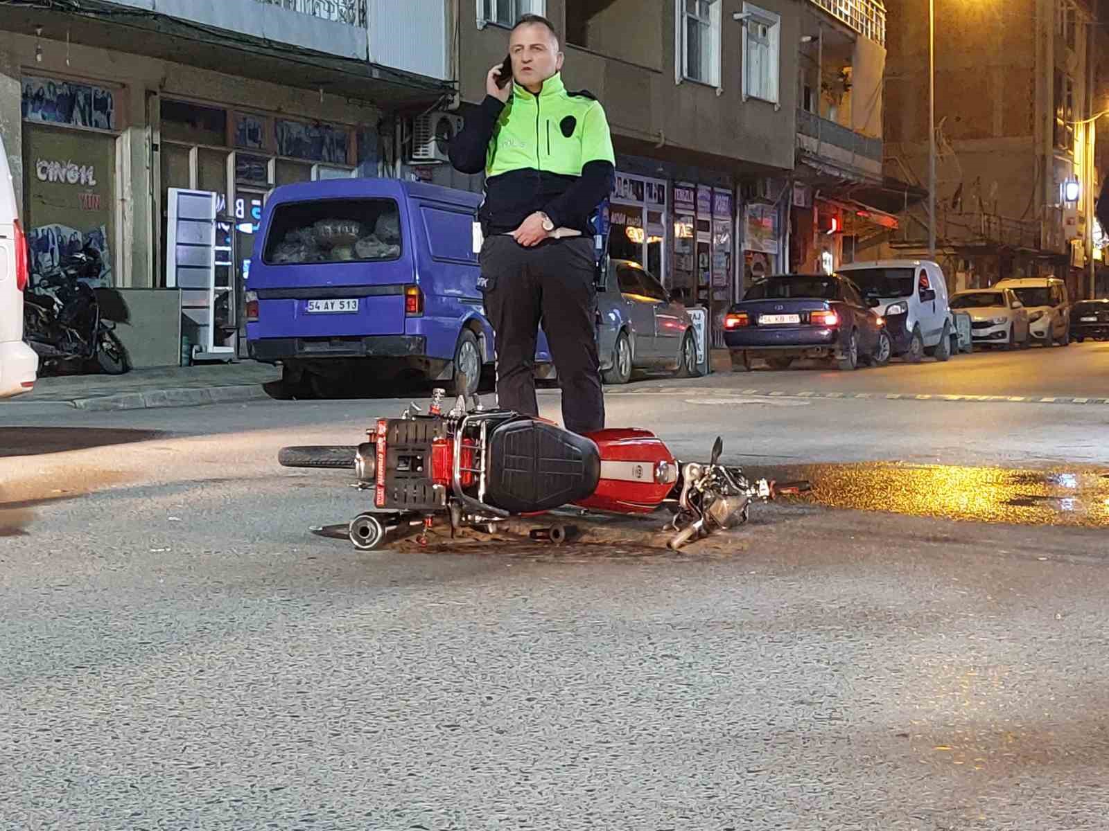 Pikap ile çarpışan plakasız motosikletin sürücüsü yaralandı
