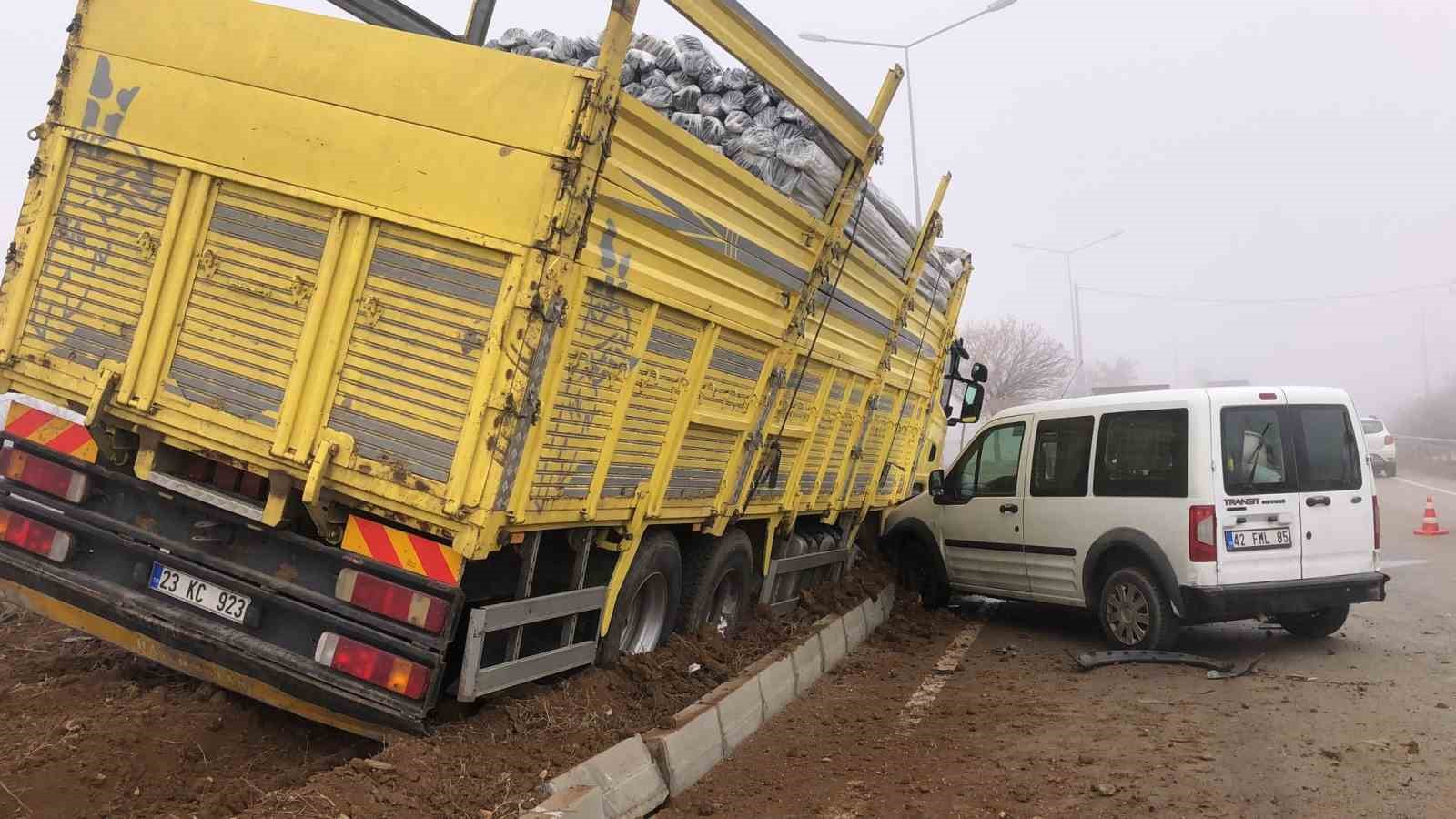 Elazığ’da 2 saatte 2 büyük zincirleme kaza: 13 araç çarpıştı, 7 yaralı
