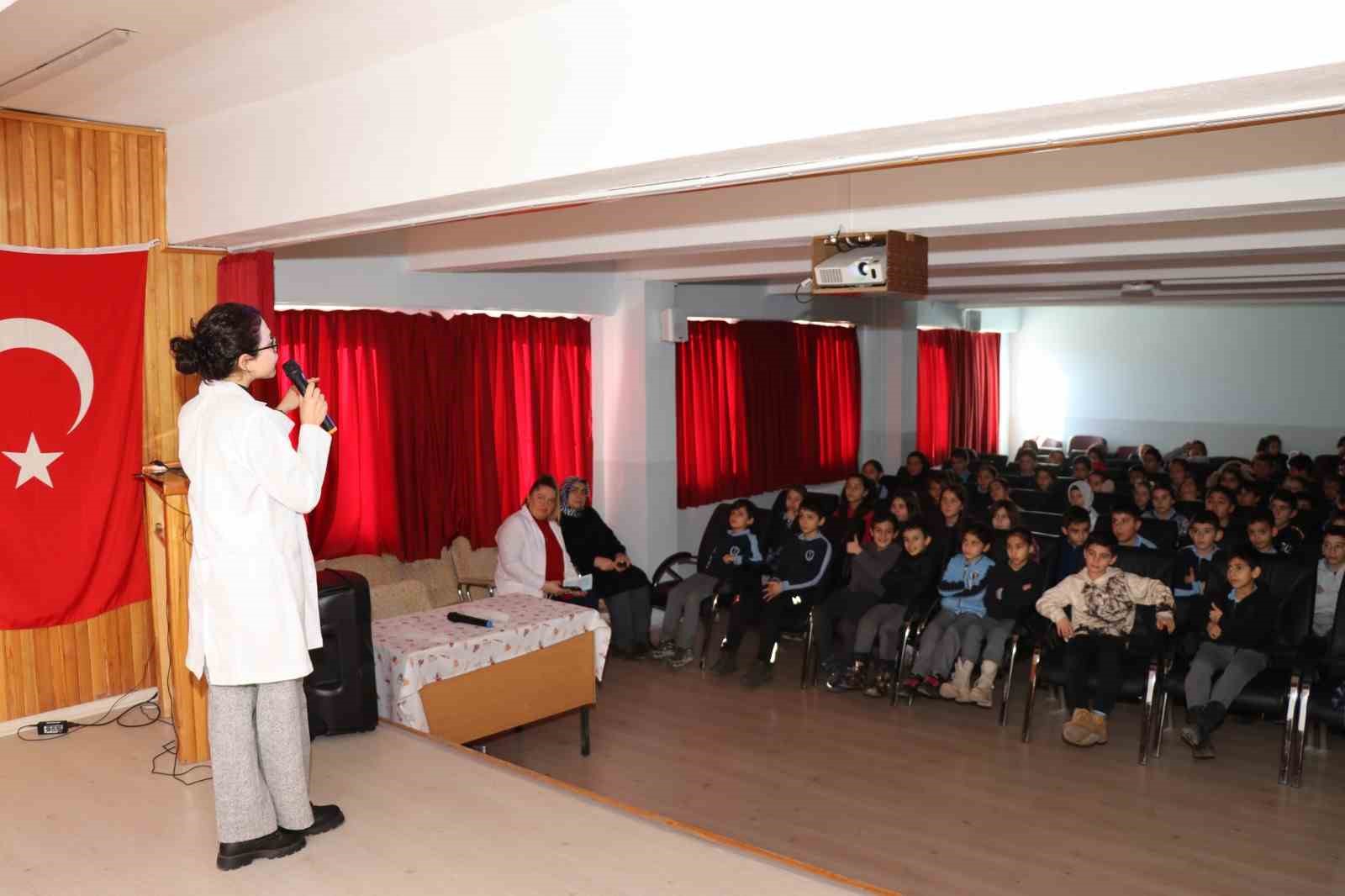 Oltu’da ilkokul öğrencilerine verem haftası bilgilendirme eğitimi
