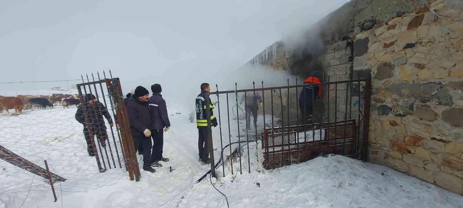 Erzurum’da ahır yangını
