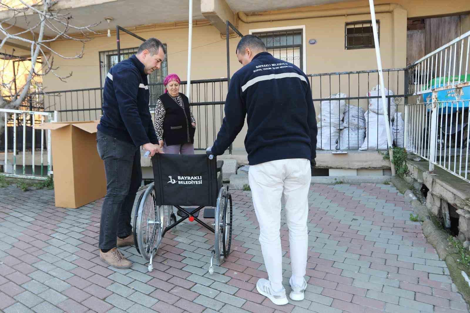 Bayraklı Belediyesinden engelli vatandaşlara tekerlekli sandalye
