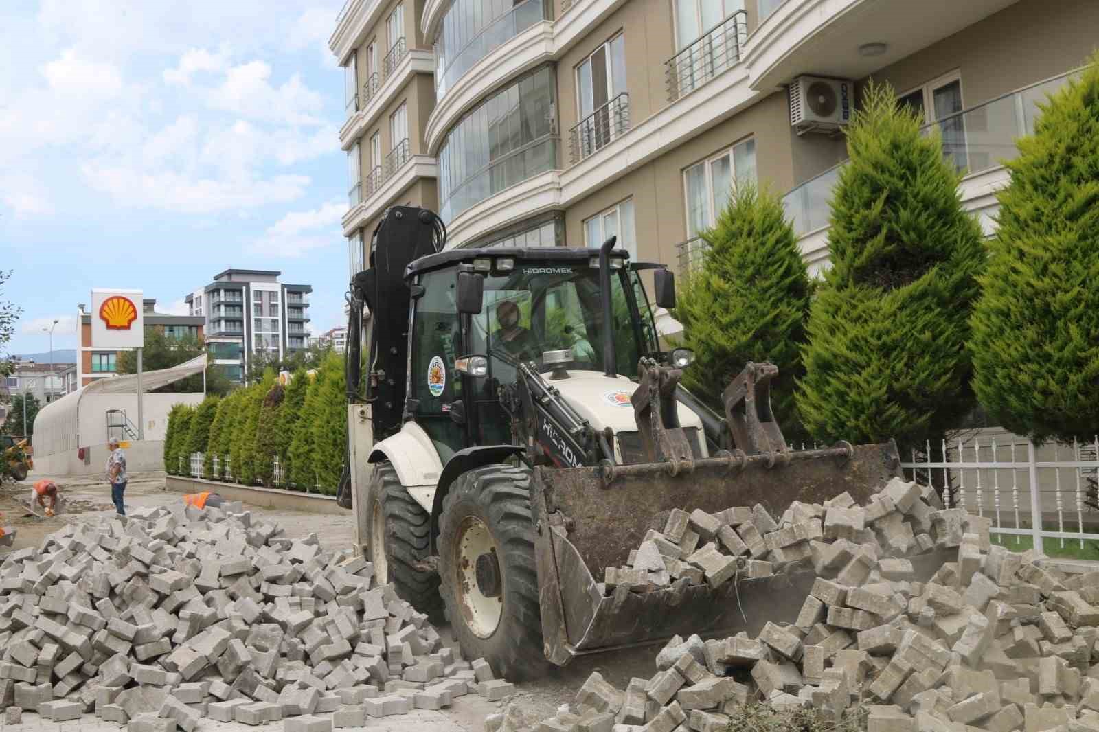 Atakum’da yol mesaisi devam ediyor
