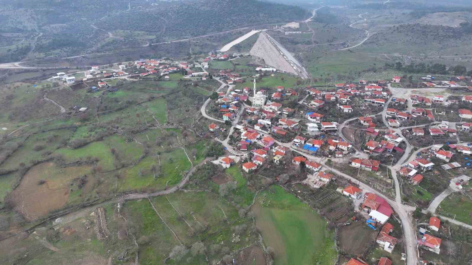 Manisa’da kırsal mahallelere hizmet yağıyor
